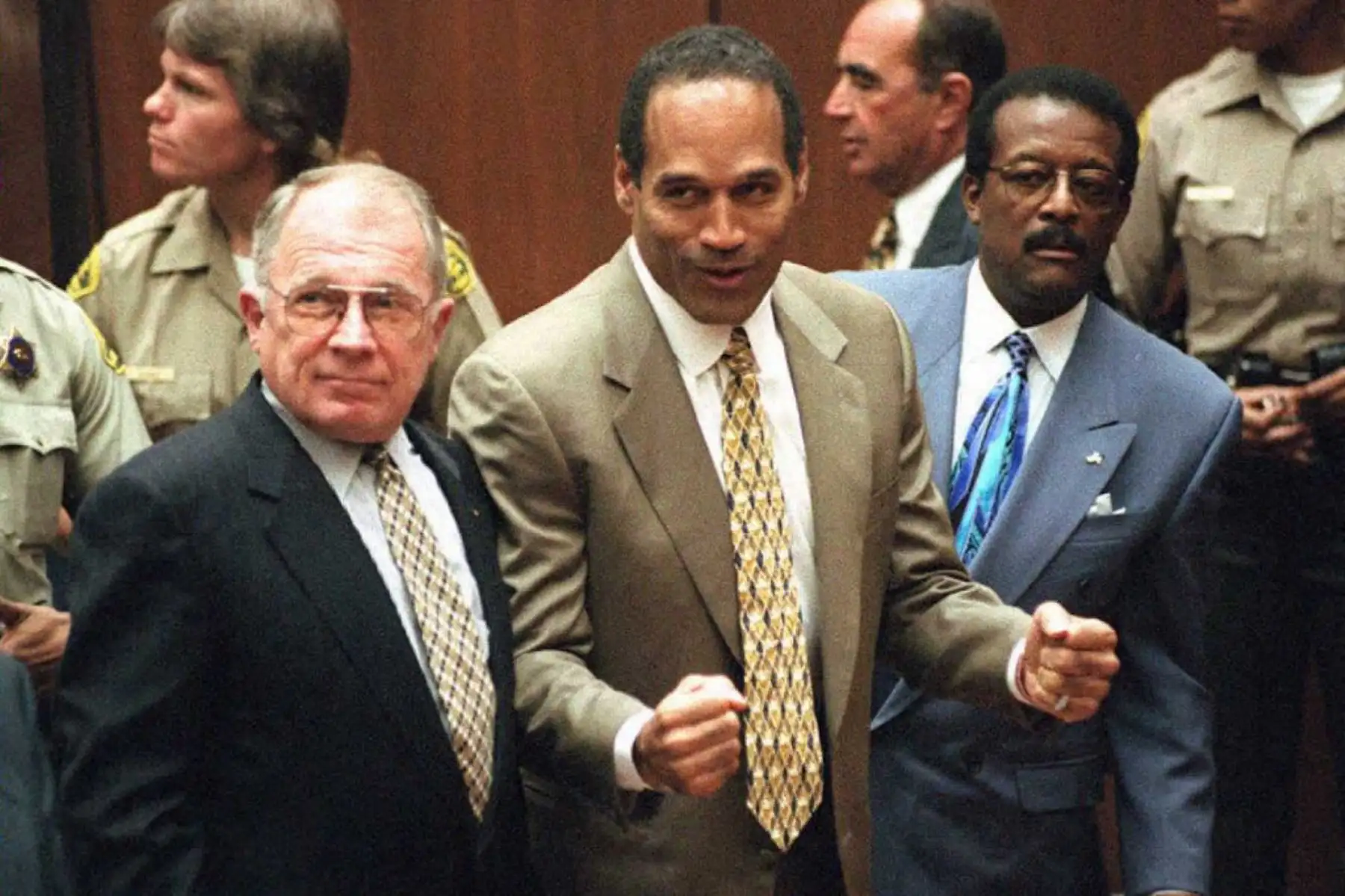 O.J. Simpson, la estrella del fútbol americano cuya absolución en 1995 en el llamado "juicio del siglo" por el asesinato de su ex esposa y un amigo conmovió al mundo, murió a la edad de 76 años. Foto: AFP