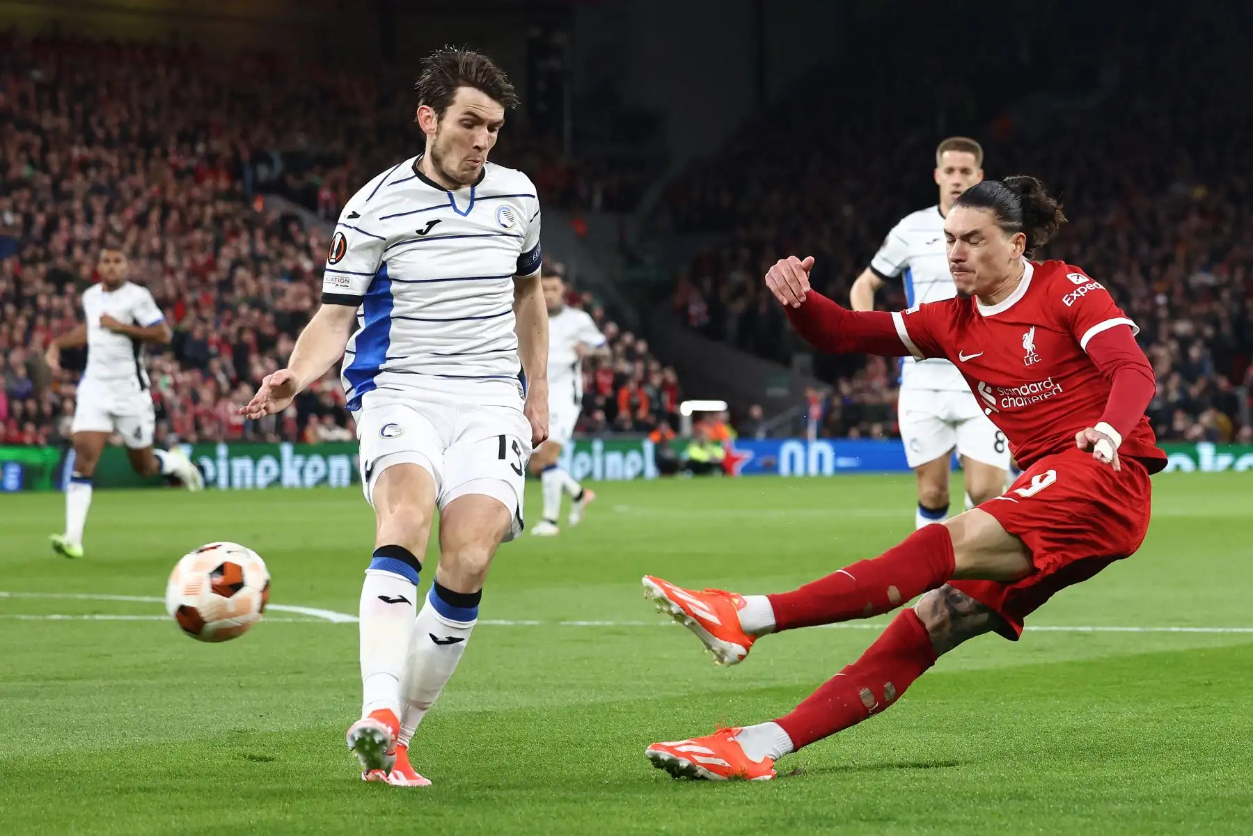 El delantero uruguayo del Liverpool  Darwin Núñez  dispara pero no logra anotar durante el partido de fútbol de ida de cuartos de final de la Liga Europea de la UEFA entre Liverpool y Atalanta en Anfield en Liverpool, noroeste de Inglaterra. Foto: ANDINA/AFP