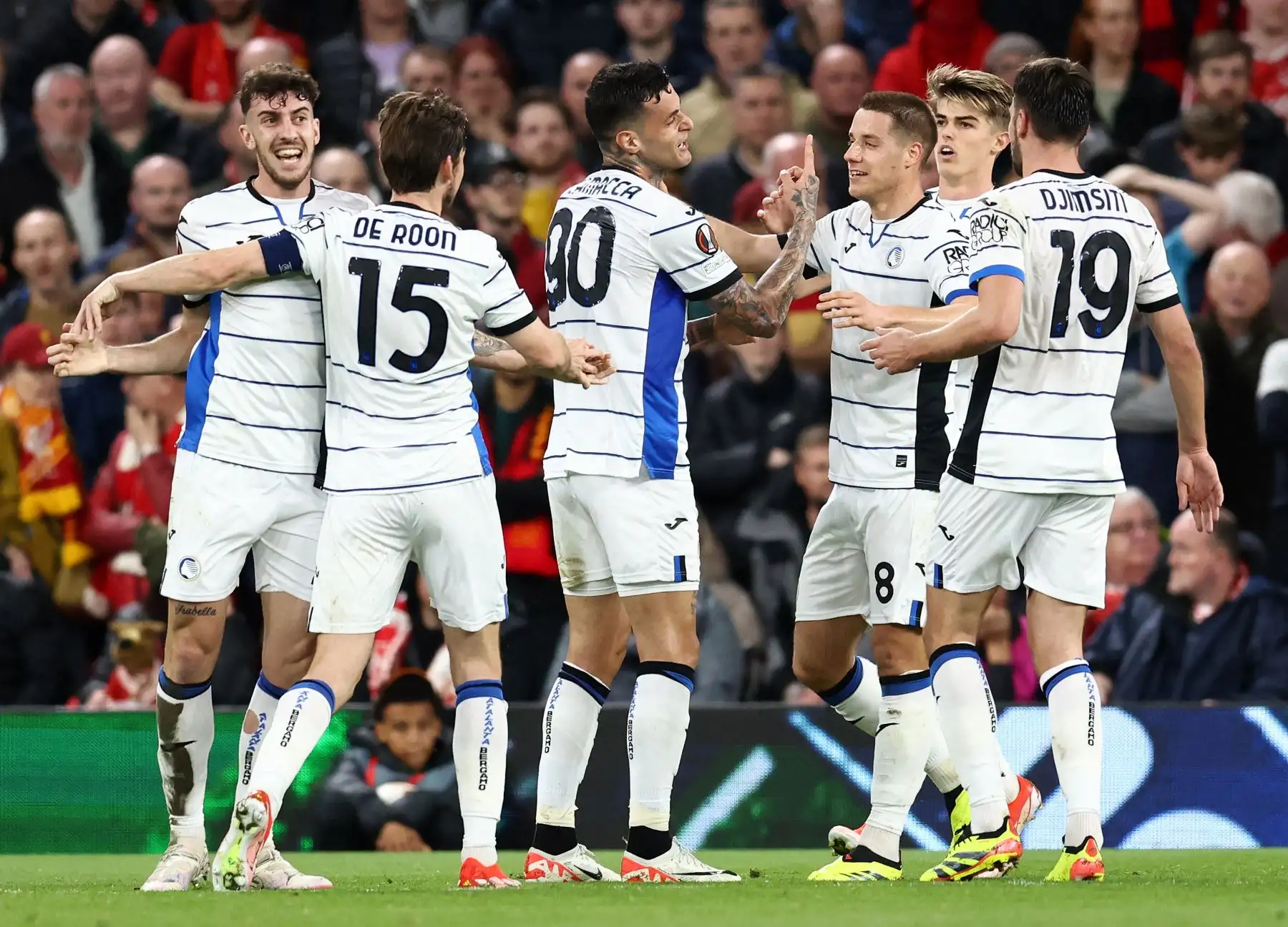 El delantero italiano de Atalanta Gianluca Scamacca celebra marcar el gol inicial durante el partido de fútbol de ida de cuartos de final de la Liga Europea de la UEFA entre Liverpool y Atalanta en Anfield en Liverpool, noroeste de Inglaterra. Foto: ANDINA/AFP
