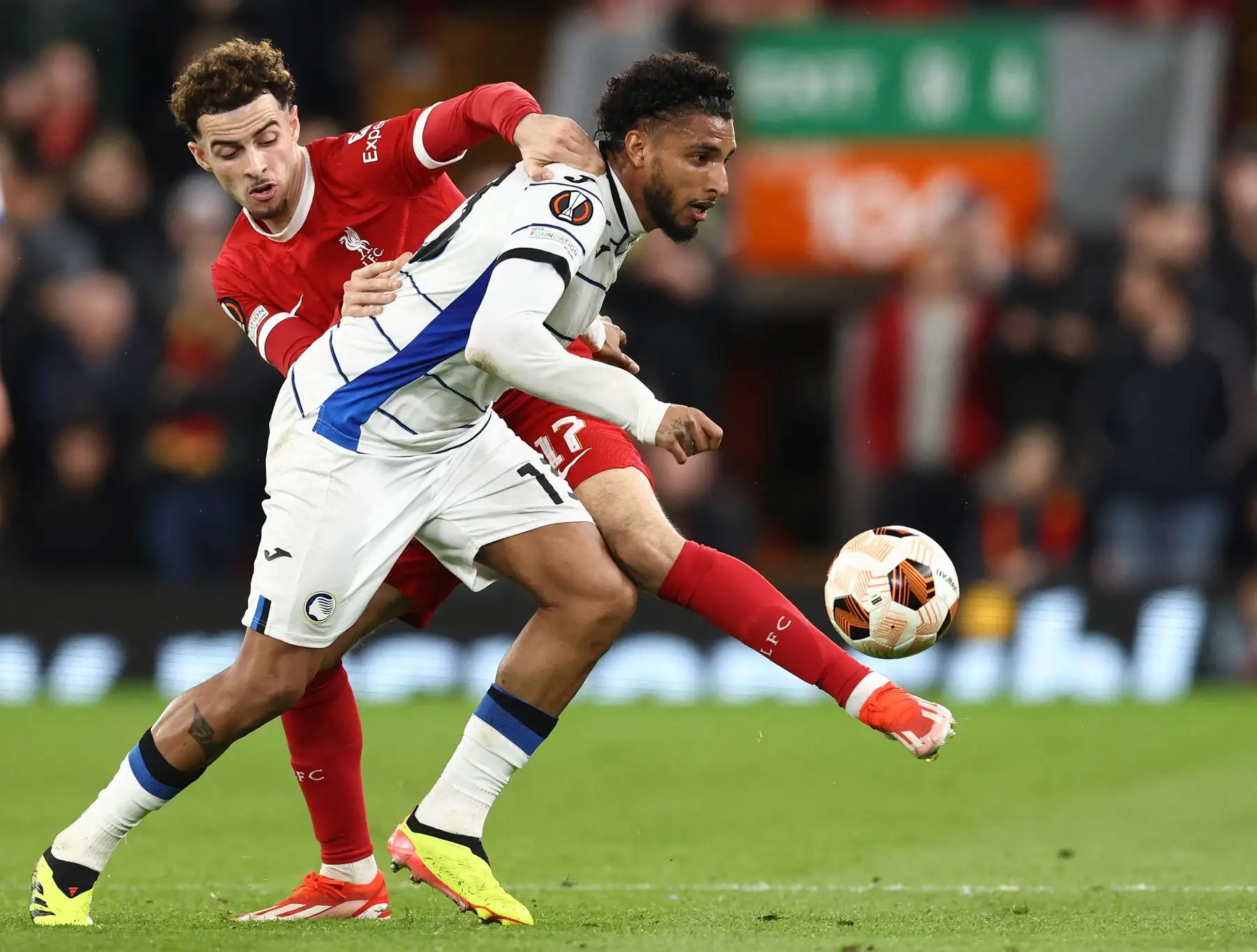 El centrocampista inglés del Liverpool Curtis Jones se enfrenta al centrocampista brasileño del Atalanta Ederson José Dos Santos Lourenco da Silva durante el partido de fútbol de ida de cuartos de final de la UEFA Europa League entre Liverpool y Atalanta en Anfield en Liverpool, noroeste de Inglaterra.
 Foto: ANDINA/AFP
