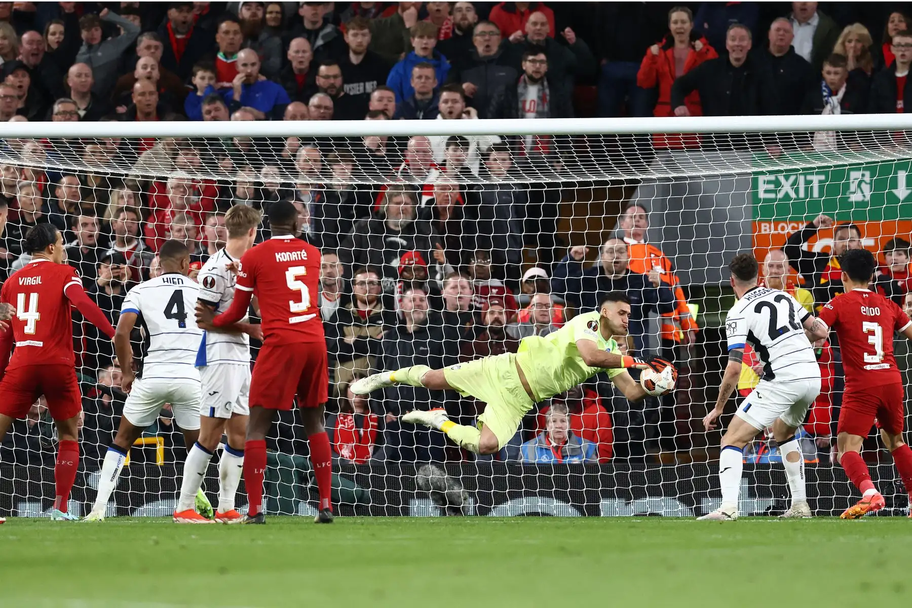 El portero argentino del Atalanta, Juan Musso, se lanza para hacer una parada durante el partido de fútbol de ida de los cuartos de final de la UEFA Europa League entre Liverpool y Atalanta en Anfield en Liverpool, noroeste de Inglaterra. Foto: ANDINA/ AFP