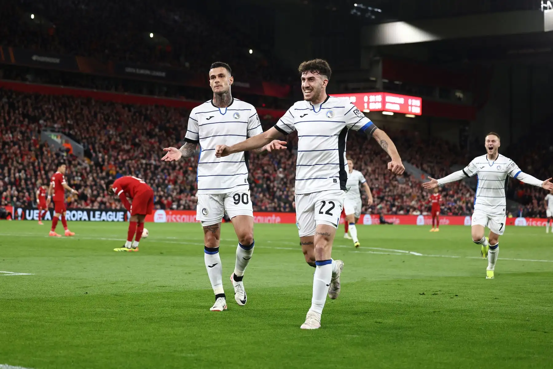 El delantero italiano de Atalanta Gianluca Scamacca celebra marcar el segundo gol del equipo durante el partido de fútbol de ida de cuartos de final de la Liga Europea de la UEFA entre Liverpool y Atalanta en Anfield en Liverpool, noroeste de Inglaterra. Foto: ANDINA/AFP