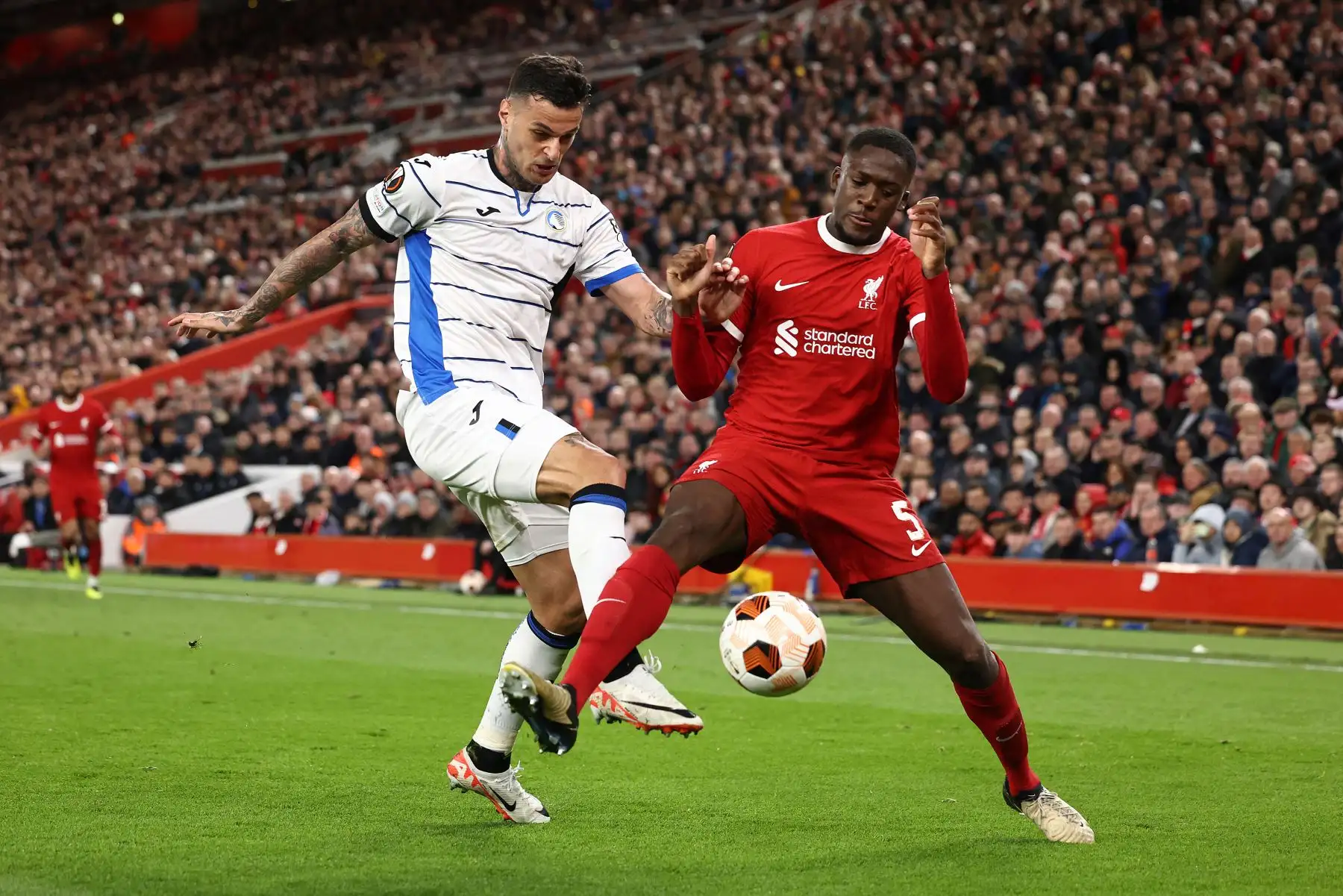 El delantero italiano de Atalanta Gianluca Scamacca compite con el defensor francés de Liverpool Ibrahima Konate durante el partido de fútbol de ida de cuartos de final de la Liga Europea de la UEFA entre Liverpool y Atalanta en Anfield en Liverpool, noroeste de Inglaterra. Foto: ANDINA/AFP