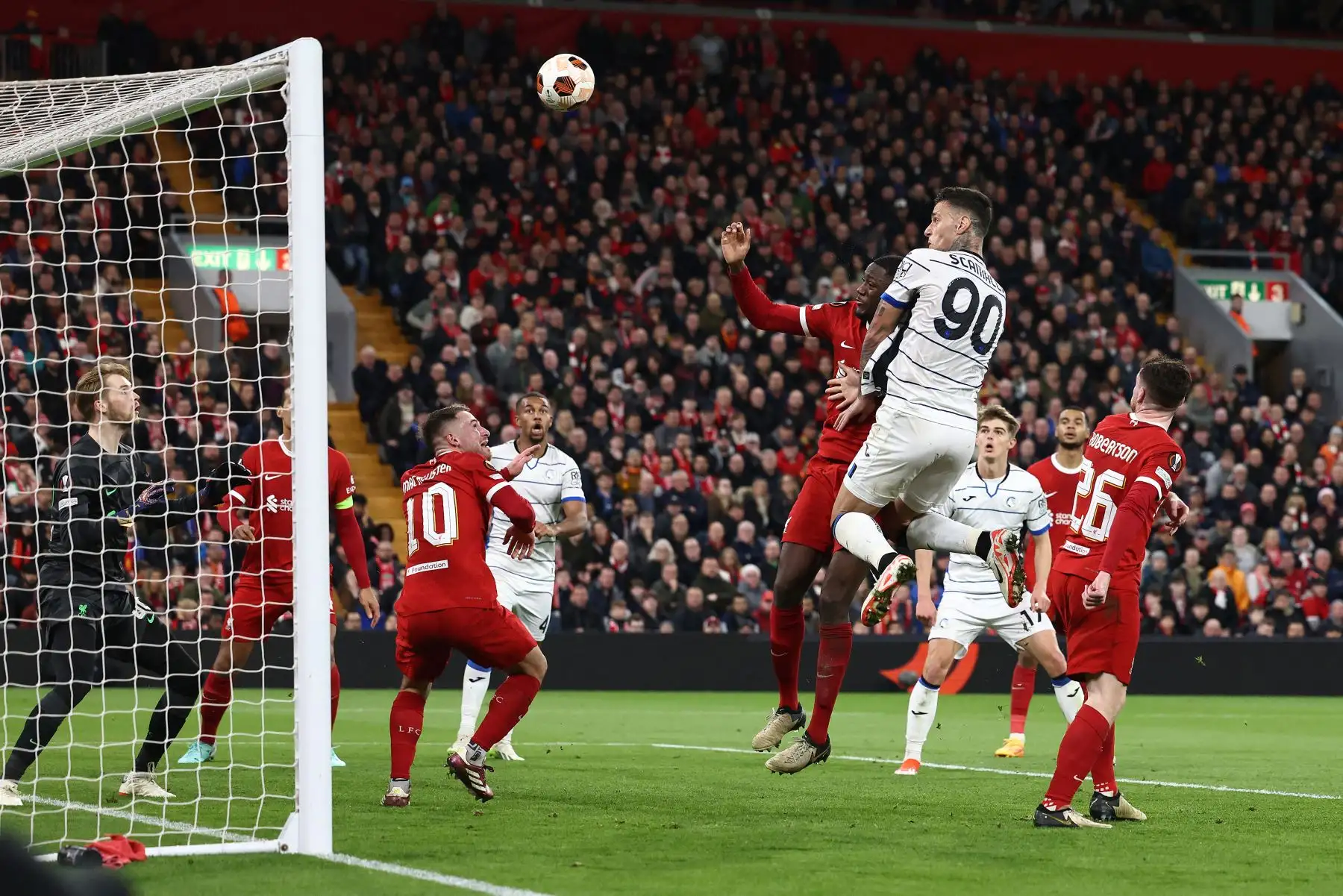 El delantero italiano del Atalanta, Gianluca Scamacca, cabecea el balón durante el partido de fútbol de ida de los cuartos de final de la UEFA Europa League entre Liverpool y Atalanta en Anfield en Liverpool, noroeste de Inglaterra. Foto: ANDINA/AFP