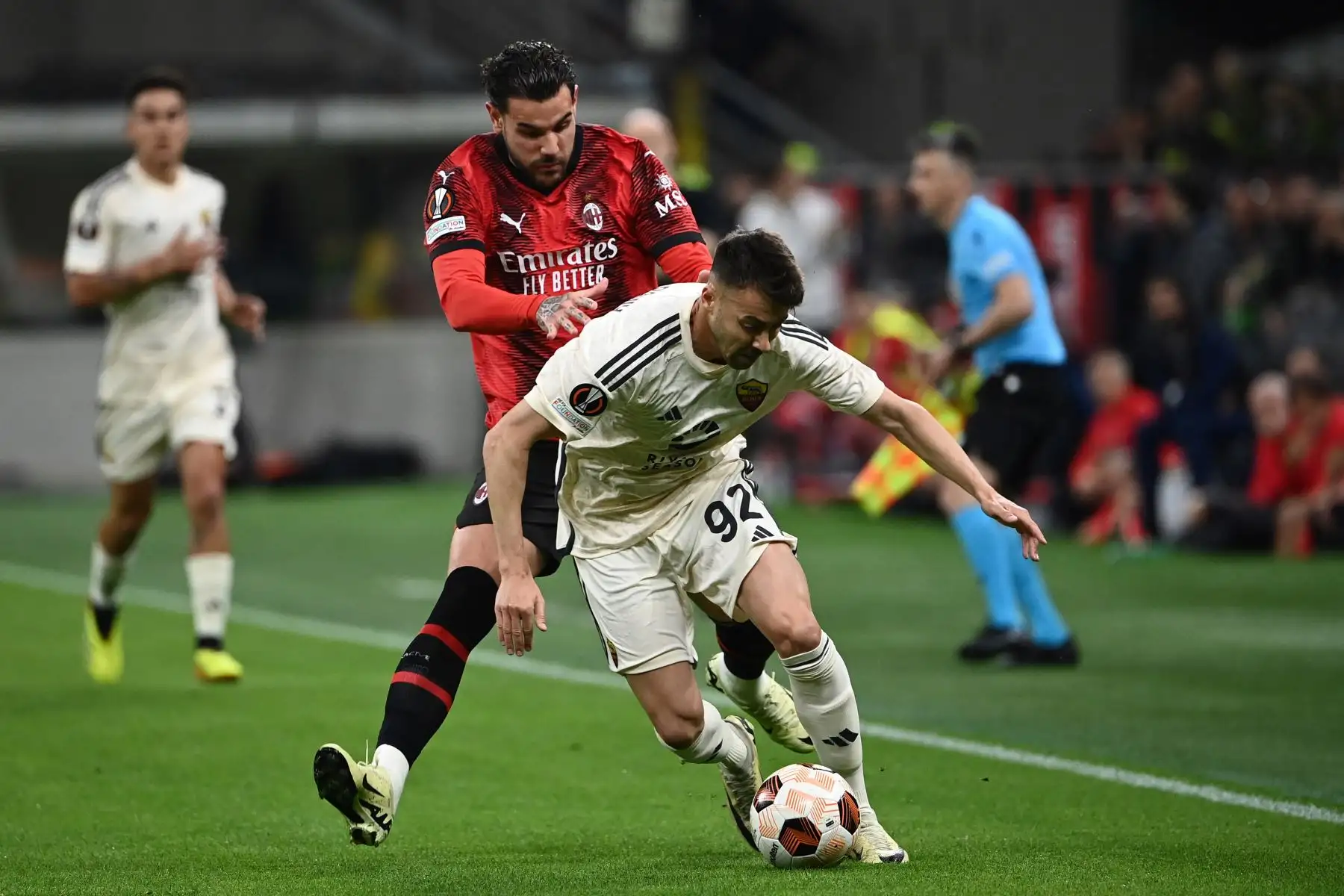 El defensor francés del AC Milan Theo Hernandez lucha por el balón con el delantero italiano de la Roma Stephan El Shaarawy durante el partido de fútbol de la Liga Europea de la UEFA entre el AC Milan y el AS Roma en el estadio de San Siro, en Milán. Foto: ANDINA/AFP