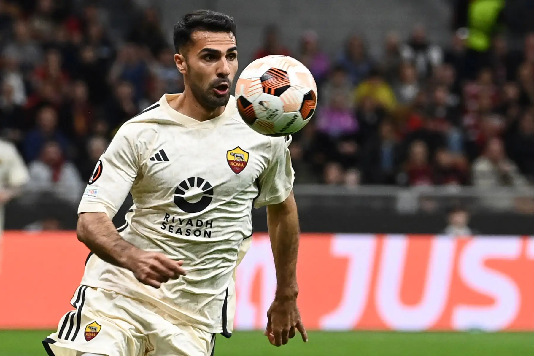 El defensor turco de la Roma, Mehmet Zeki Celik, corre tras el balón durante el partido de fútbol de la Liga Europea de la UEFA entre el AC Milan y la AS Roma en el estadio de San Siro, en Milán.Foto: ANDINA/AFP