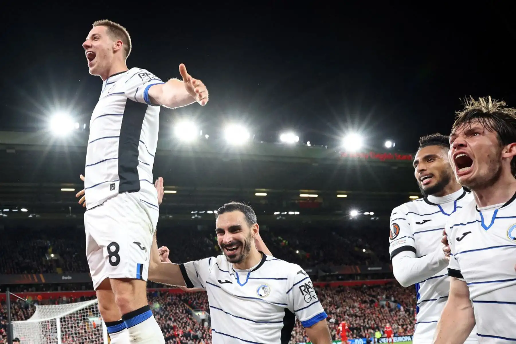 El centrocampista croata del Atalanta Mario Pasalic, celebra marcar el tercer gol del equipo durante el partido de fútbol de ida de cuartos de final de la UEFA Europa League entre Liverpool y Atalanta en Anfield en Liverpool, noroeste de Inglaterra. Foto: AFP