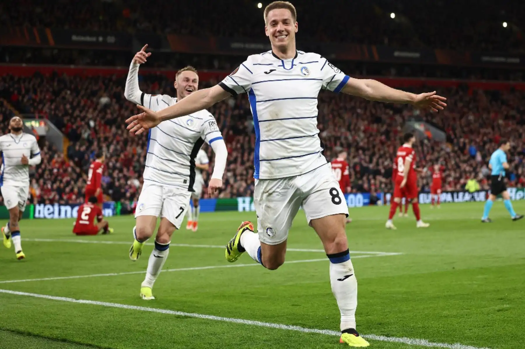 El centrocampista croata del Atalanta Mario Pasalic, celebra marcar el tercer gol del equipo durante el partido de fútbol de ida de cuartos de final de la UEFA Europa League entre Liverpool y Atalanta en Anfield en Liverpool, noroeste de Inglaterra. Foto: AFP