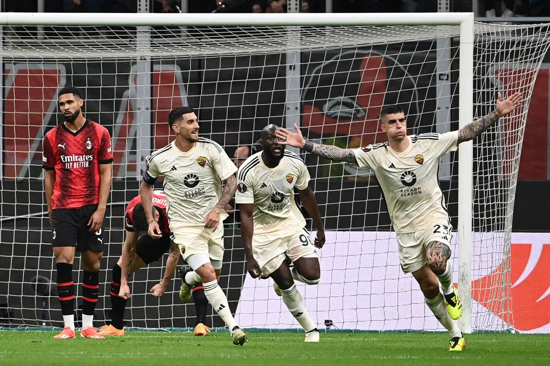 El defensa italiano de la Roma, Gianluca Mancini, celebra tras marcar el primer gol del equipo durante el partido de fútbol de la UEFA Europa League entre el AC Milan y el AS Roma en el estadio de San Siro, en Milán. Foto: ANDINA/AFP