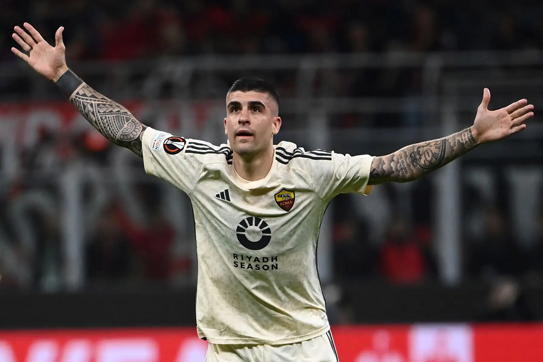 El defensa italiano de la Roma, Gianluca Mancini, celebra tras marcar el primer gol del equipo durante el partido de fútbol de la UEFA Europa League entre el AC Milan y el AS Roma en el estadio de San Siro, en Milán. Foto: ANDINA/AFP