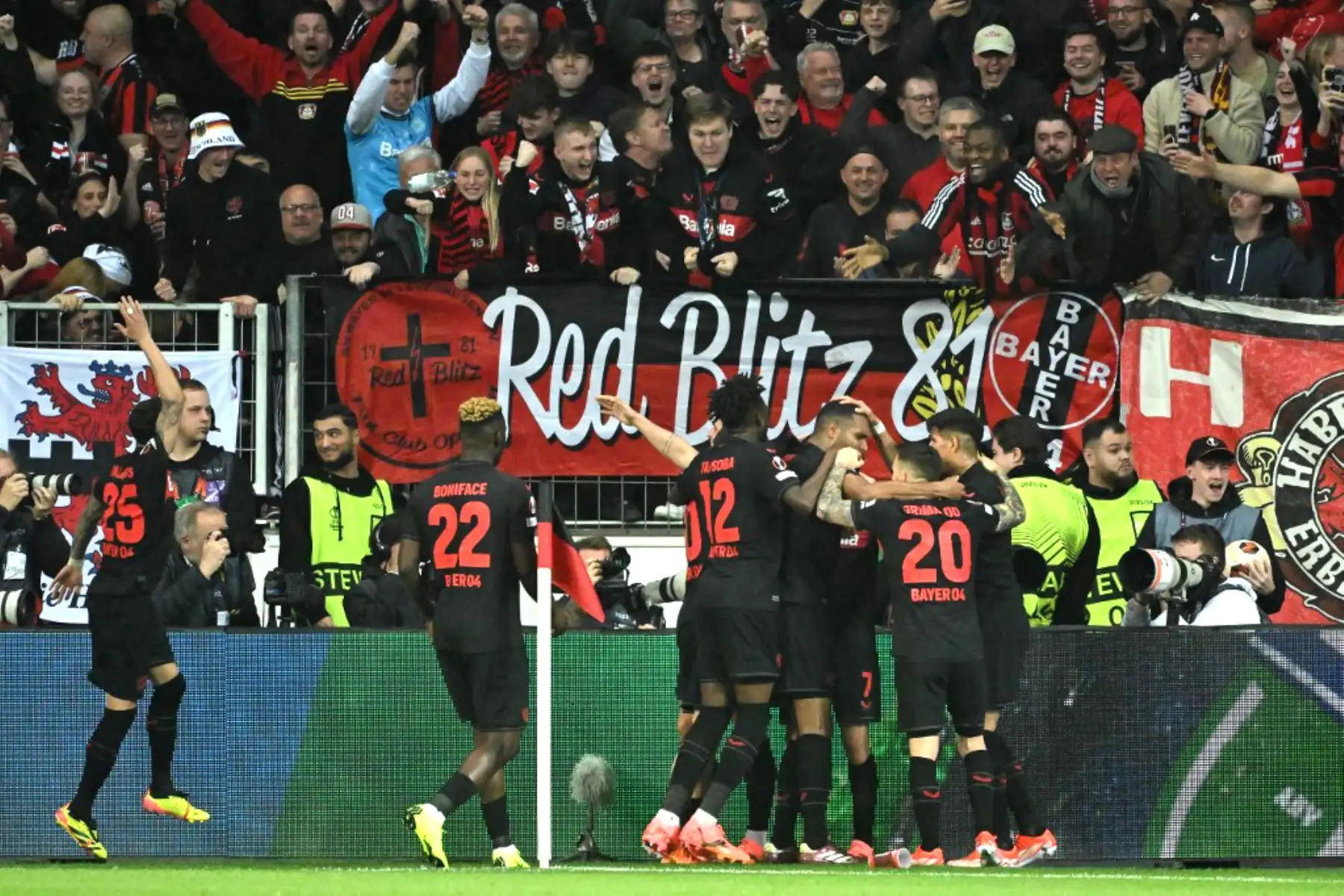 Los jugadores del Bayer Leverkusen celebran después de que el mediocampista alemán Jonas Hofmann anotara el gol,  durante el partido de fútbol de ida de los cuartos de final de la UEFA Europa League entre el Bayer 04 Leverkusen y el West Ham United FC en Leverkusen, oeste de Alemania. Foto: AFP