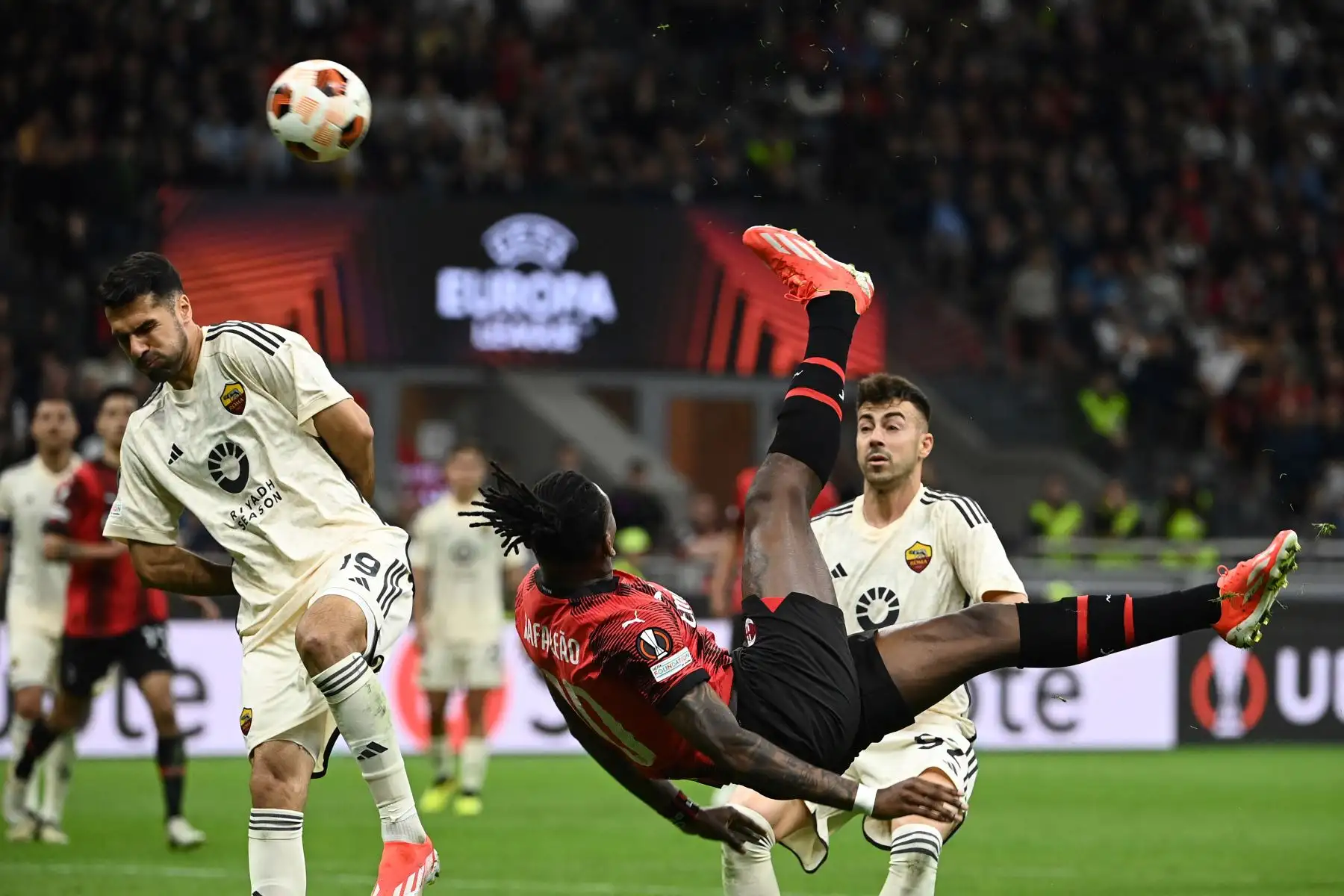 El delantero portugués del AC Milan Rafael Leao patea el balón durante el partido de fútbol de la UEFA Europa League entre el AC Milan y el AS Roma en el estadio de San Siro, en Milán. Foto: ANDINA/AFP