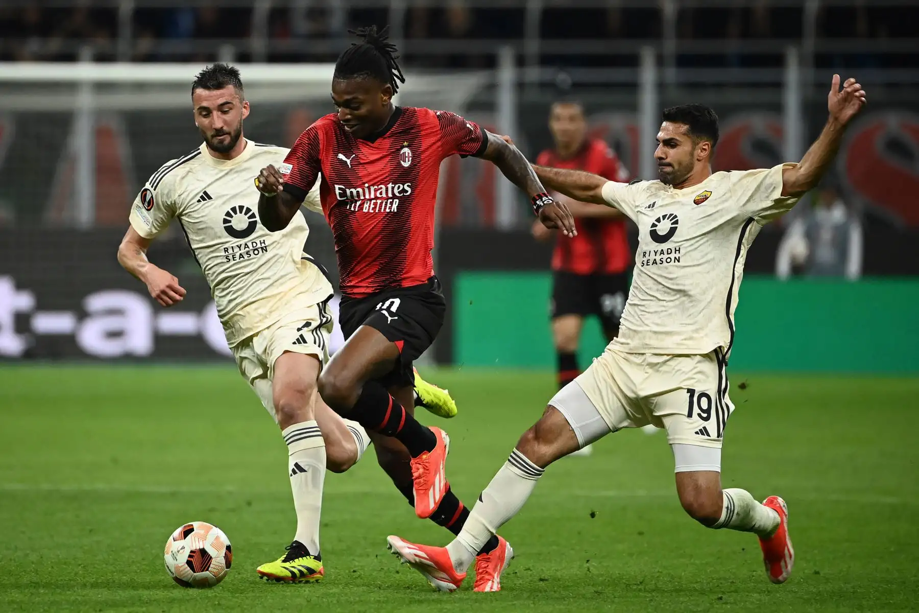 El delantero portugués del AC Milan Rafael Leao lucha por el balón con el defensor turco de la Roma Mehmet Zeki Celik y el centrocampista italiano de la Roma Bryan Cristante durante el partido de fútbol de la UEFA Europa League entre el AC Milan y el AS Roma en el estadio de San Siro, en Milán.
Foto: ANDINA/AFP