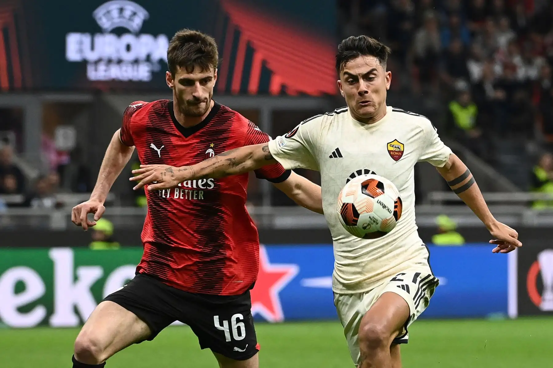 El delantero argentino de la Roma  Paulo Dybala lucha por el balón con el defensor italiano del AC Milan Matteo Gabbia durante el partido de fútbol de la Liga Europea de la UEFA entre el AC Milan y el AS Roma en el estadio de San Siro, en Milán. Foto: ANDINA/AFP