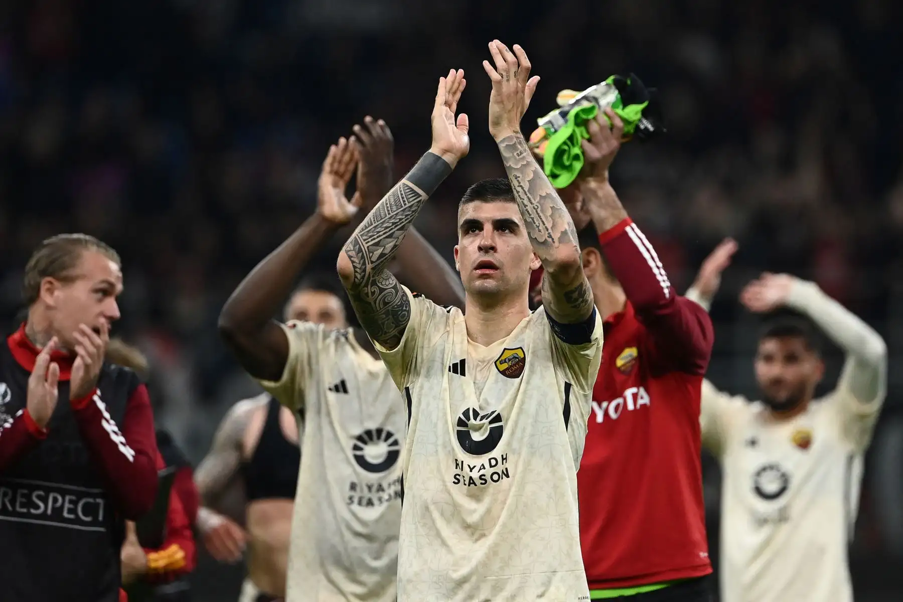 El defensa italiano de la Roma, Gianluca Mancini, celebra con sus compañeros tras ganar 0-1 el partido de fútbol de la UEFA Europa League entre el AC Milan y la AS Roma en el estadio de San Siro, en Milán. Foto: ANDINA/ AFP