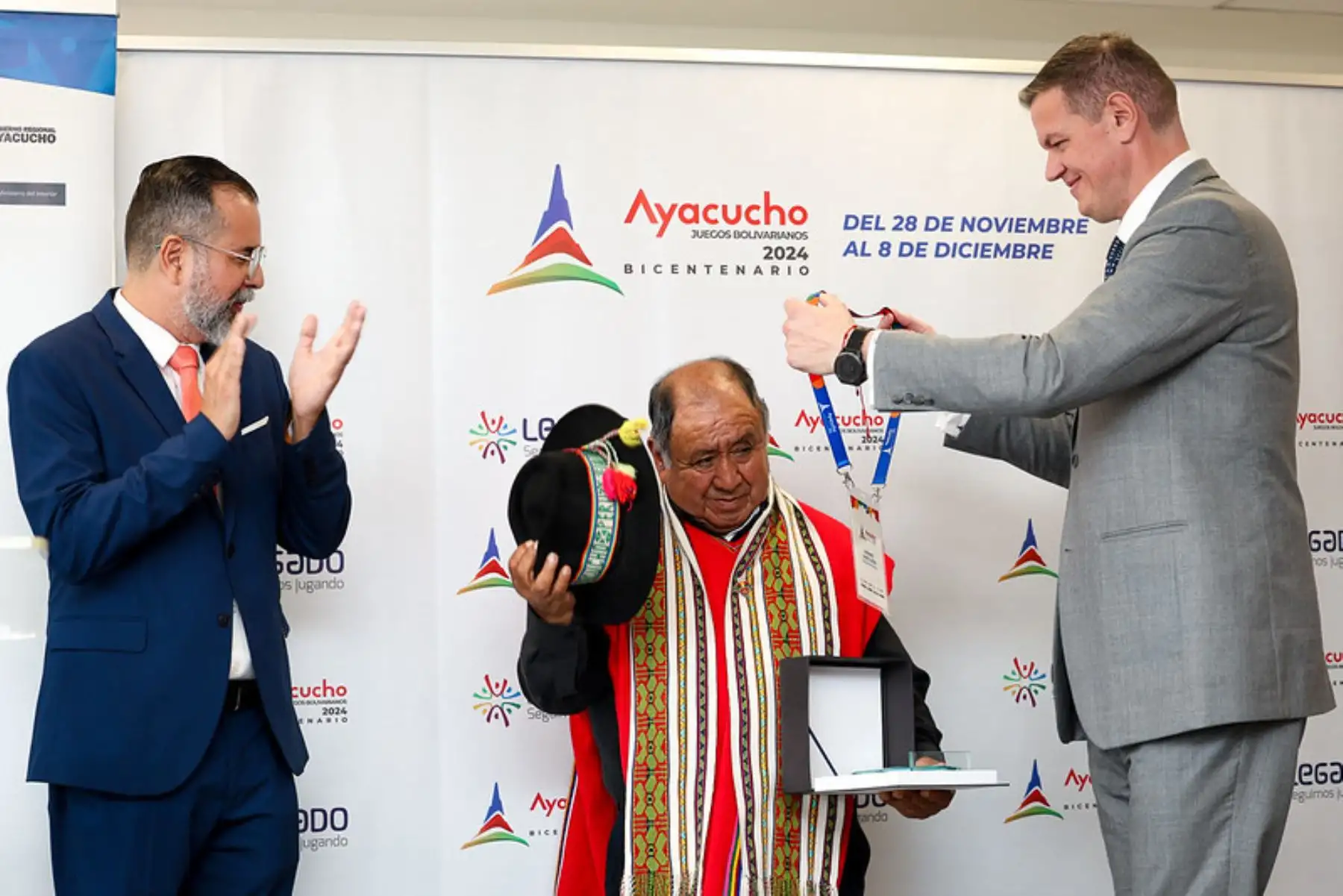 El reconocido violinista ayacuchano Andrés “Chimango” Lares, con 49 años de vida artística, fue reconocido por el Proyecto Especial Legado como embajador de los Juegos Bolivarianos del Bicentenario Ayacucho 2024, competencia multideportiva que se desarrollará del 28 de noviembre al 8 de diciembre en la ciudad de las Iglesias. Foto: ANDINA/ Legado