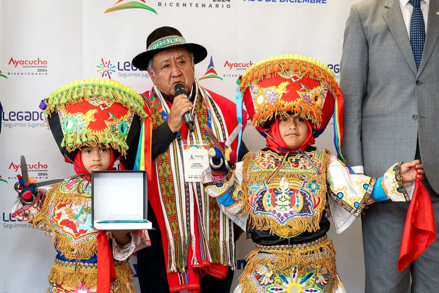 El reconocido violinista ayacuchano Andrés “Chimango” Lares, con 49 años de vida artística, fue reconocido por el Proyecto Especial Legado como embajador de los Juegos Bolivarianos del Bicentenario Ayacucho 2024, competencia multideportiva que se desarrollará del 28 de noviembre al 8 de diciembre en la ciudad de las Iglesias. Foto: ANDINA/ Legado