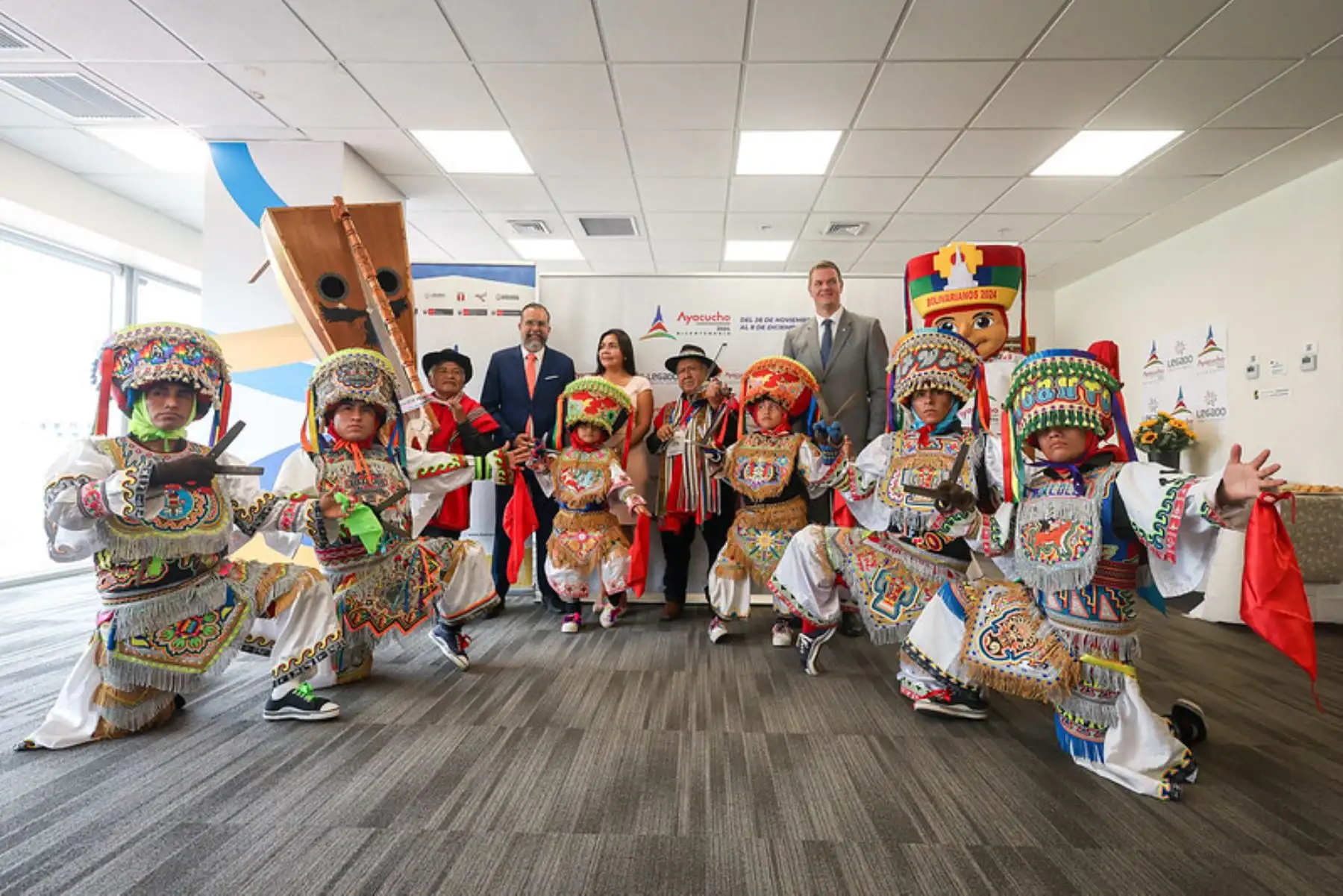 El nombramiento y reconocimiento de “Chimango” Lares estuvo a cargo del director ejecutivo de Legado, Carlos Zegarra Presser, quien lo condecoró como el quinto embajador de los Juegos Bolivarianos del Bicentenario, en presencia de músicos y danzantes de tijeras que forman parte del Centro Cultural Chimango Lares. Foto: ANDINA/ Legado