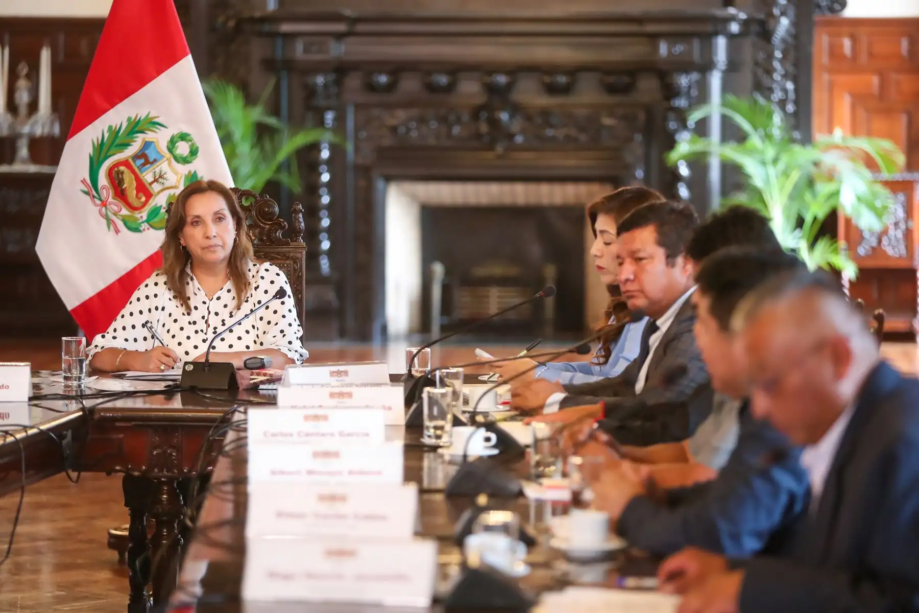 La presidenta de la república, Dina Boluarte, recibió al alcalde provincial de Carhuaz y los burgoamestres distritales de Pararín, Jangas y Acas. Foto: ANDINA/ Prensa presidencia