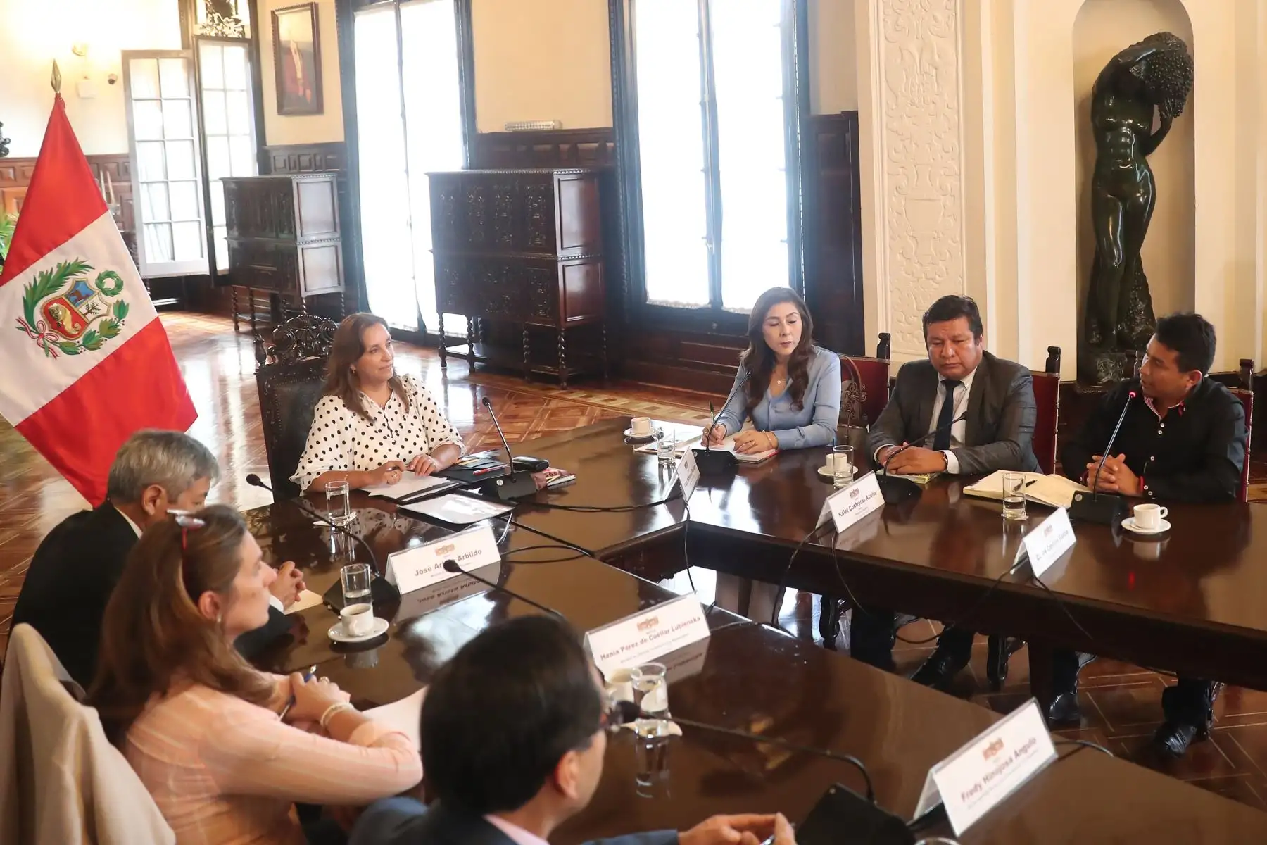 La presidenta de la república, Dina Boluarte, recibió al alcalde provincial de Carhuaz y los burgoamestres distritales de Pararín, Jangas y Acas. Foto: ANDINA/ Prensa presidencia