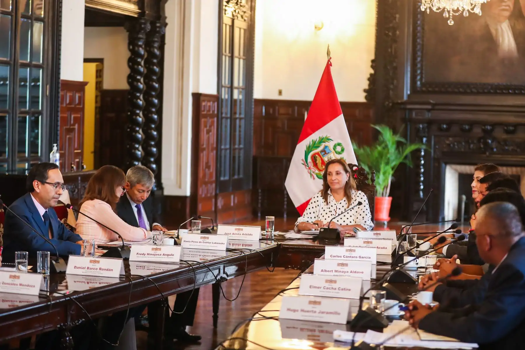La presidenta de la república, Dina Boluarte, recibió al alcalde provincial de Carhuaz y los burgoamestres distritales de Pararín, Jangas y Acas. Foto: ANDINA/ Prensa presidencia