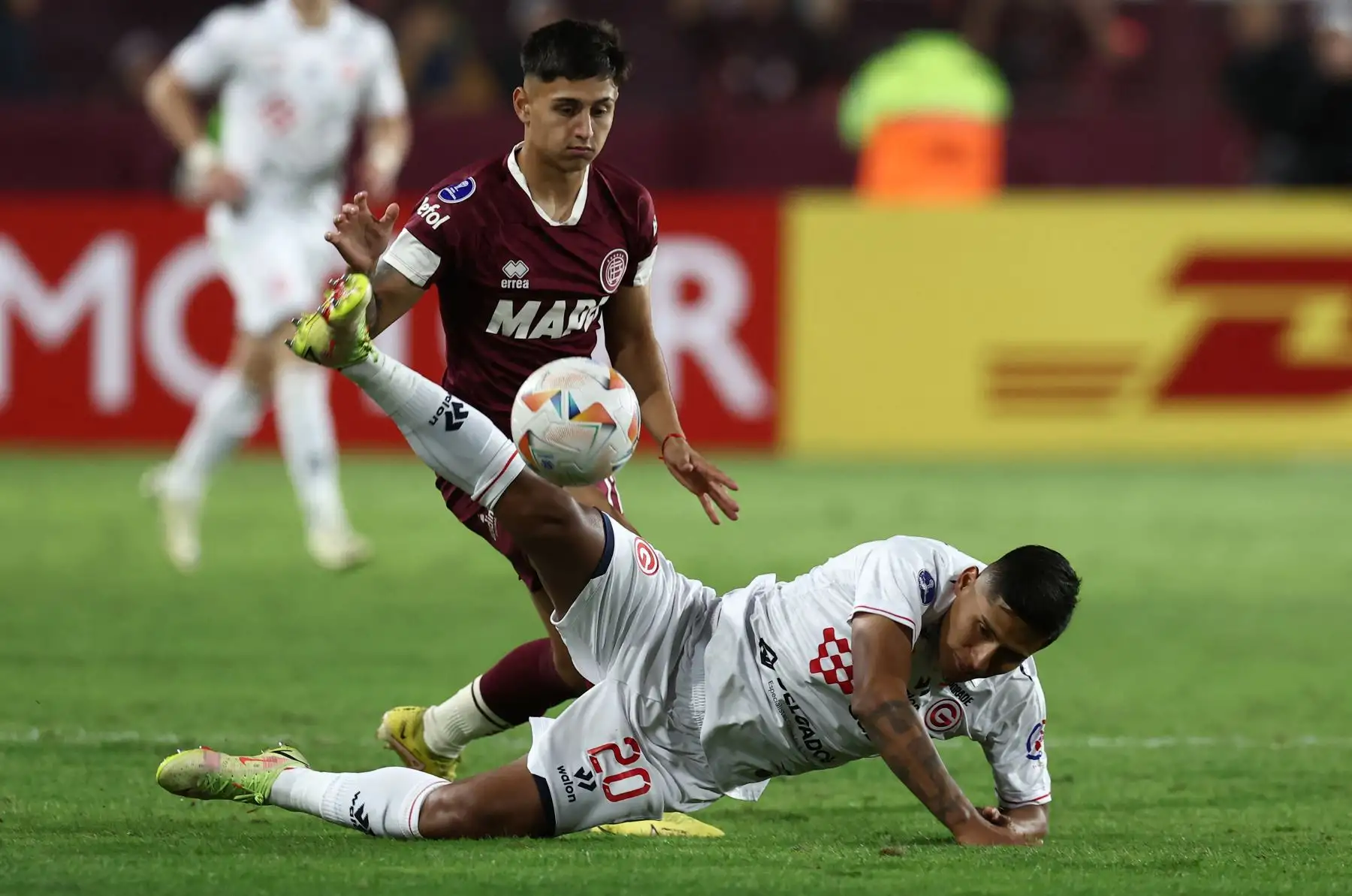 El mediocampista de Lanús, Agustín Rodríguez, y el mediocampista del Deportivo Garcilaso, Diego Ramírez, pelean por el balón durante el partido de ida de la fase de grupos de la Copa Sudamericana entre Lanús de Argentina y Deportivo Garcilaso de Perú en el Estadio La Fortaleza en Lanús, Provincia de Buenos Aires.Foto: ANDINA/AFP