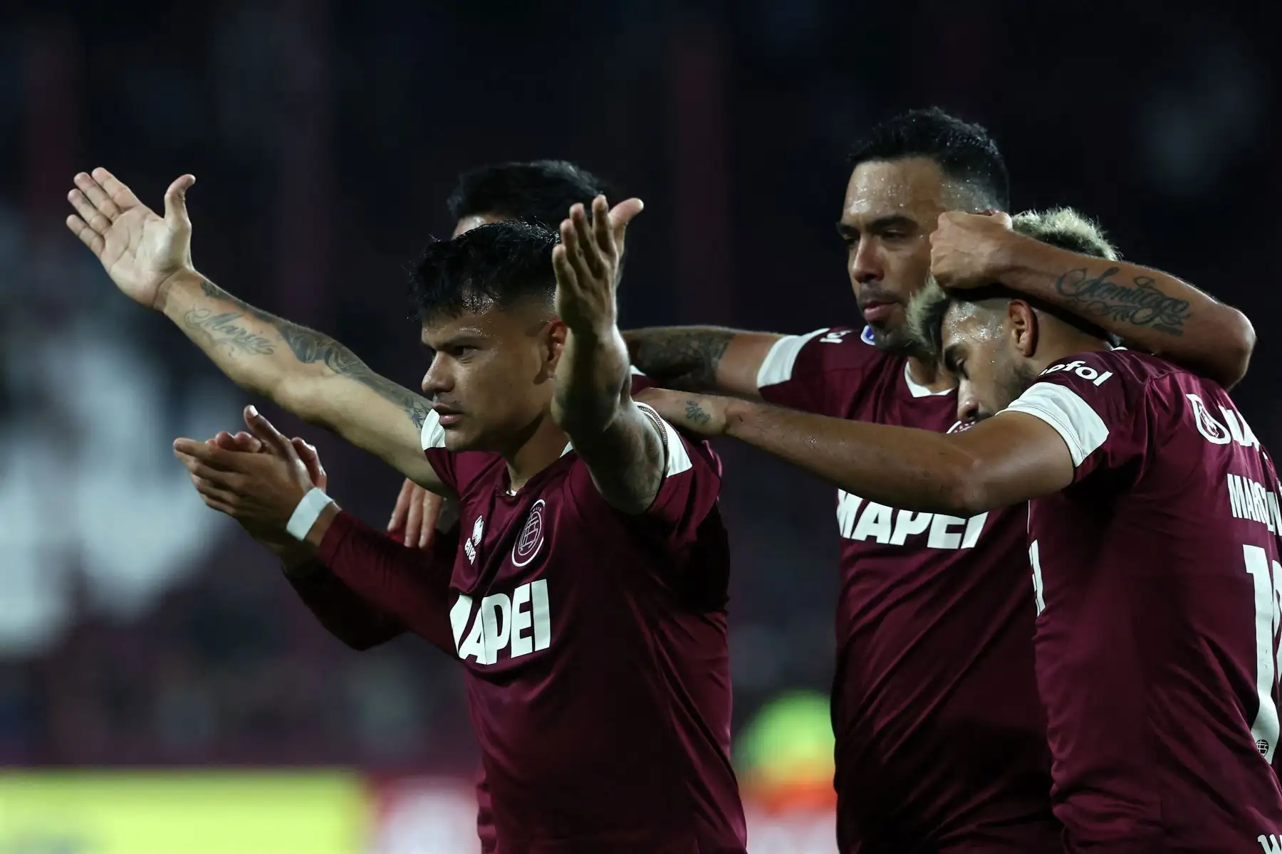 El delantero de Lanús, Walter Bou, celebra con sus compañeros después de anotar el segundo gol del equipo durante el partido de ida de la fase de grupos de la Copa Sudamericana entre Lanús de Argentina y Deportivo Garcilaso de Perú en el Estadio La Fortaleza en Lanús, Provincia de Buenos Aires. Foto: ANDINA/AFP