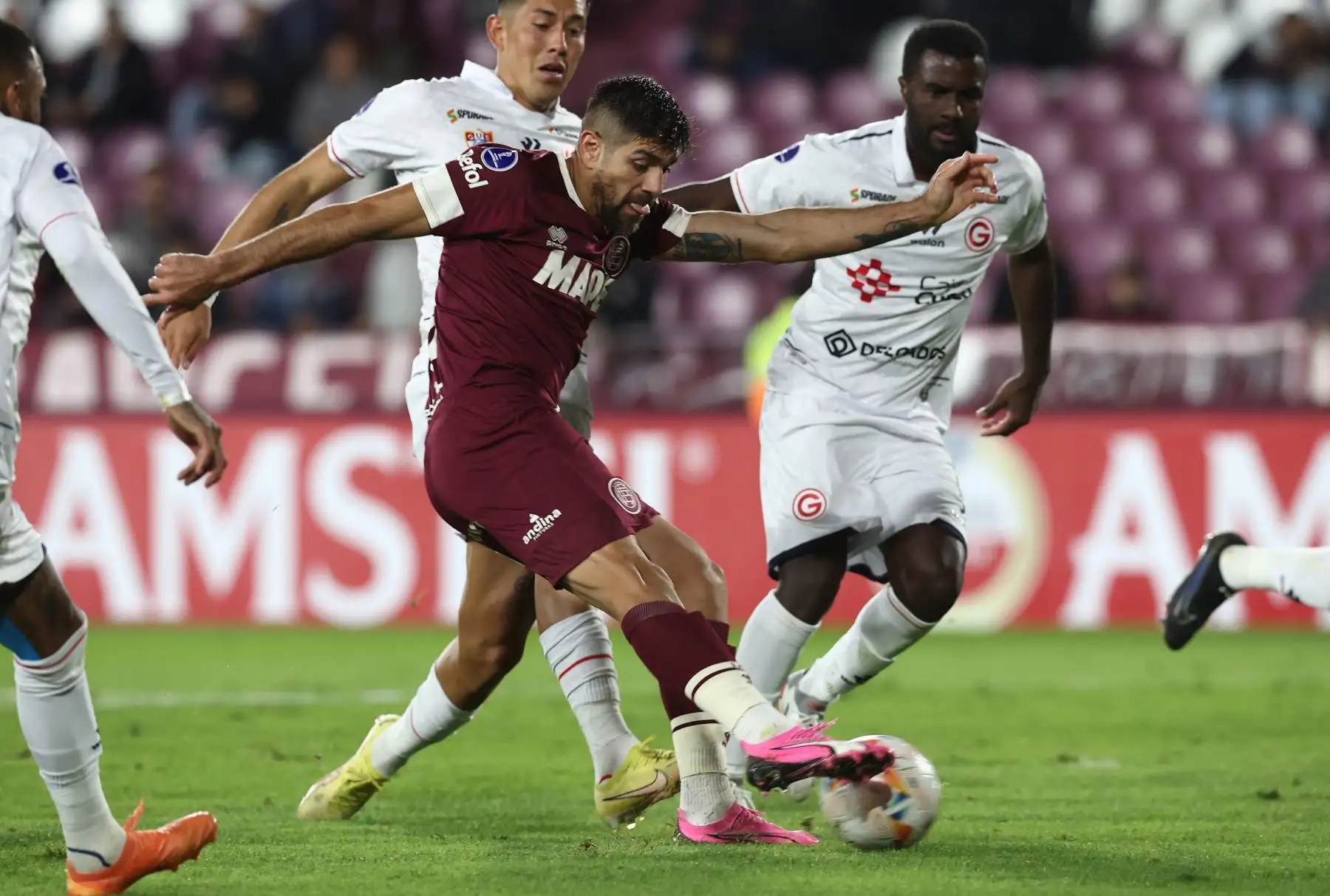 El delantero de Lanús, Leandro Díaz, patea el balón durante el partido de ida de la fase de grupos de la Copa Sudamericana entre Lanús de Argentina y Deportivo Garcilaso de Perú en el Estadio La Fortaleza en Lanús, Provincia de Buenos Aires.
Foto: ANDINA/AFP