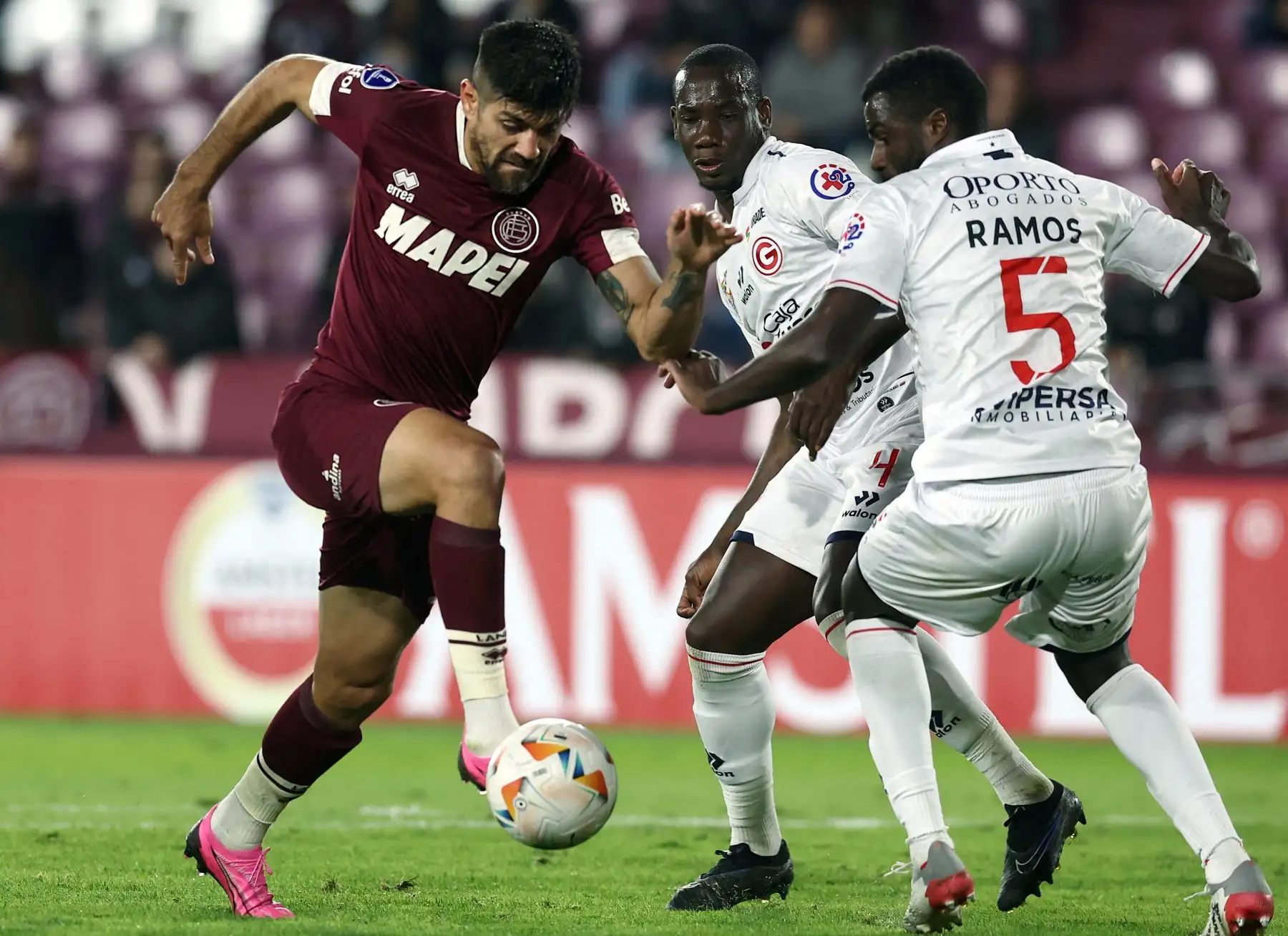 El delantero de Lanús, Leandro Díaz, lucha por el balón con el defensor del Deportivo Garcilaso, Christian Ramos, y el defensor ecuatoriano, Luis Caicedo, durante el partido de ida de la fase de grupos de la Copa Sudamericana entre el argentino Lanús y el peruano Deportivo Garcilaso en el estadio La Fortaleza de Lanús. Provincia de Buenos Aires. Foto: ANDINA/AFP