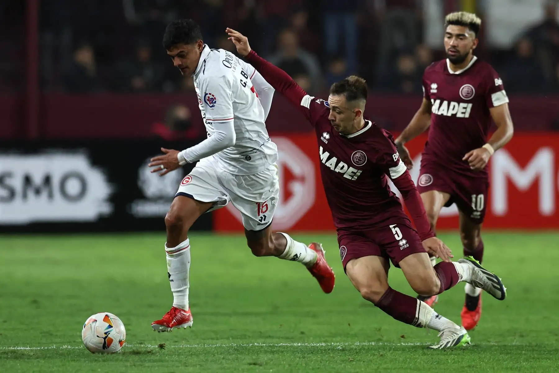El mediocampista del Deportivo Garcilaso Carlos Beltrán y el mediocampista de Lanús Felipe Peña luchan por el balón durante el partido de ida de la fase de grupos de la Copa Sudamericana entre Lanús de Argentina y Deportivo Garcilaso de Perú en el Estadio La Fortaleza en Lanús, Provincia de Buenos Aires. Foto: ANDINA/AFP