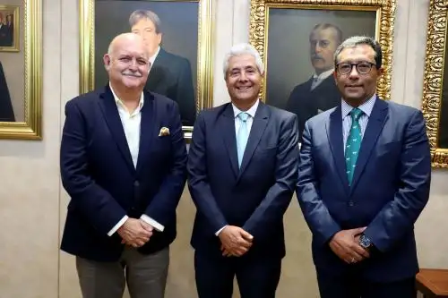 De izquierda a derecha: Hernán Lanzara (primer vicepresidente), Roberto De la Tore (presidente) y Leonardo López (segundo vicepresidente) de la CCL. Foto: Cortesía.