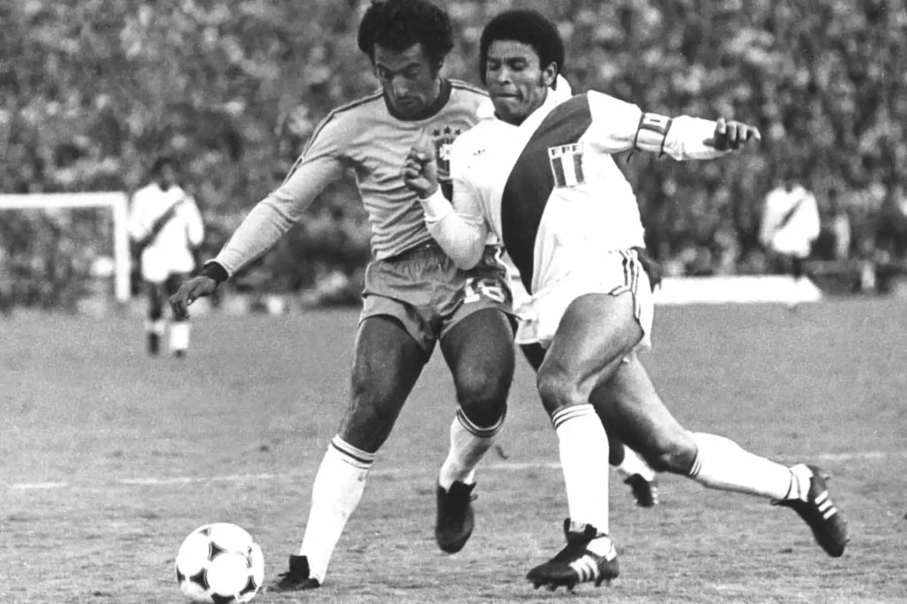 Héctor Chumpitaz, durante un partido contra la selección nacional de Brasil. Foto: AFP
