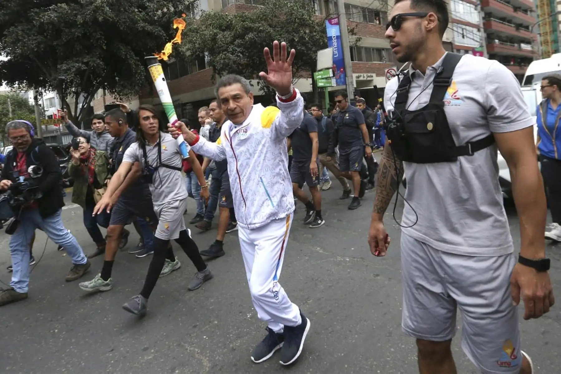 La leyenda del fútbol peruano, Héctor Chumpitaz, lleva la antorcha de los Juegos Panamericanos 2019 antes de la inauguración de los juegos en Lima el 26 de julio de 2019. Foto: AFP