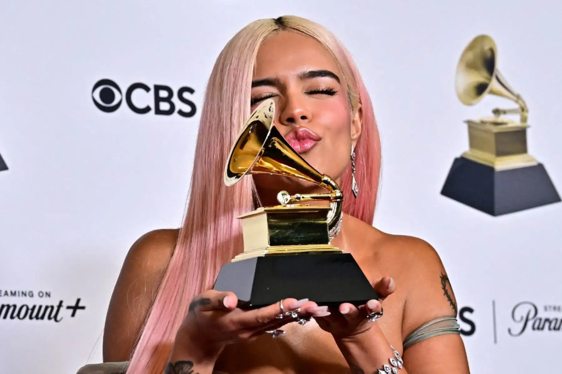 La cantante colombiana Karol G posa en la sala de prensa con el Grammy al Mejor Álbum de Música Urbana por "Manana Sera Bonito" durante la 66ª Entrega Anual de los Premios Grammy en el Crypto.com Arena de Los Ángeles el 4 de febrero de 2024. Foto: AFP