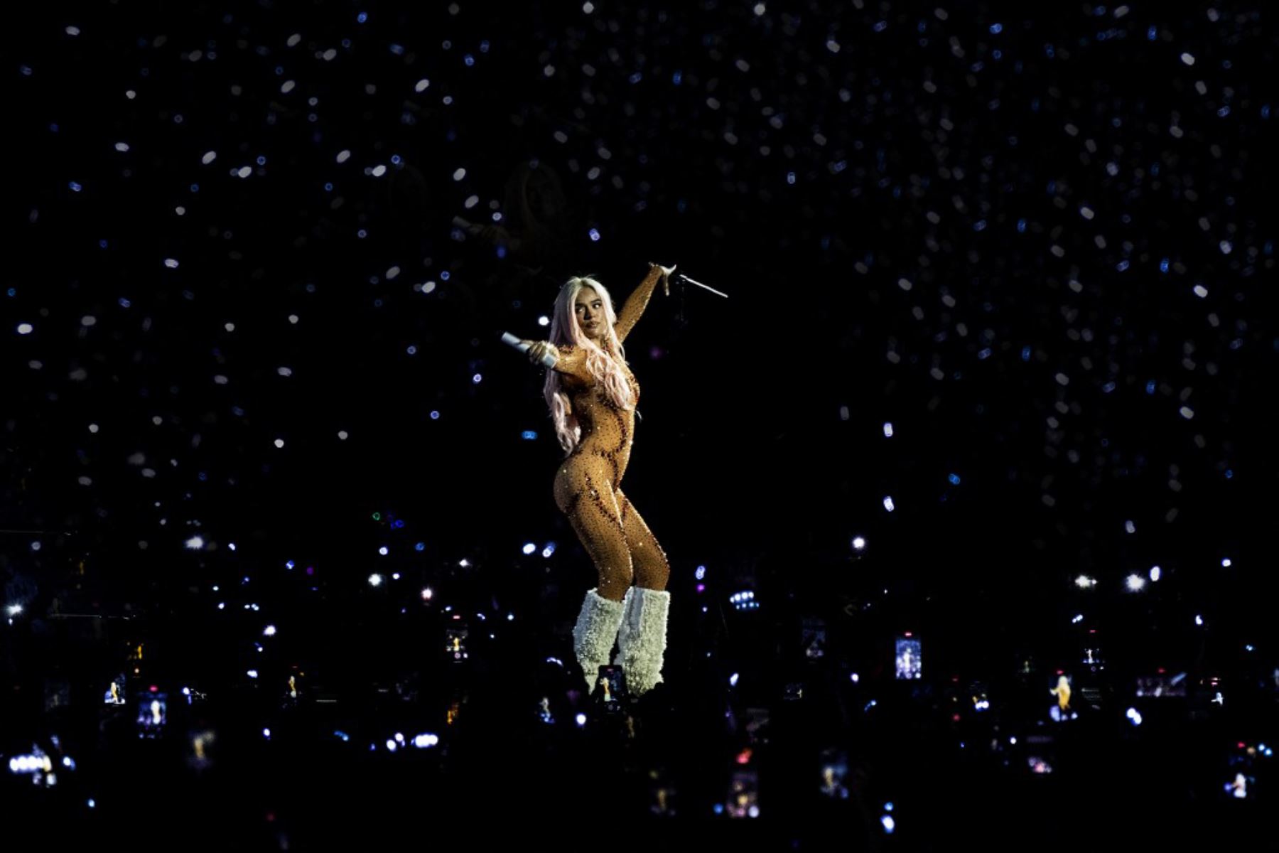 La cantante colombiana Karol G se presenta en el escenario del Estadio Nacional de San José, Costa Rica, el 9 de marzo de 2024. Foto: AFP