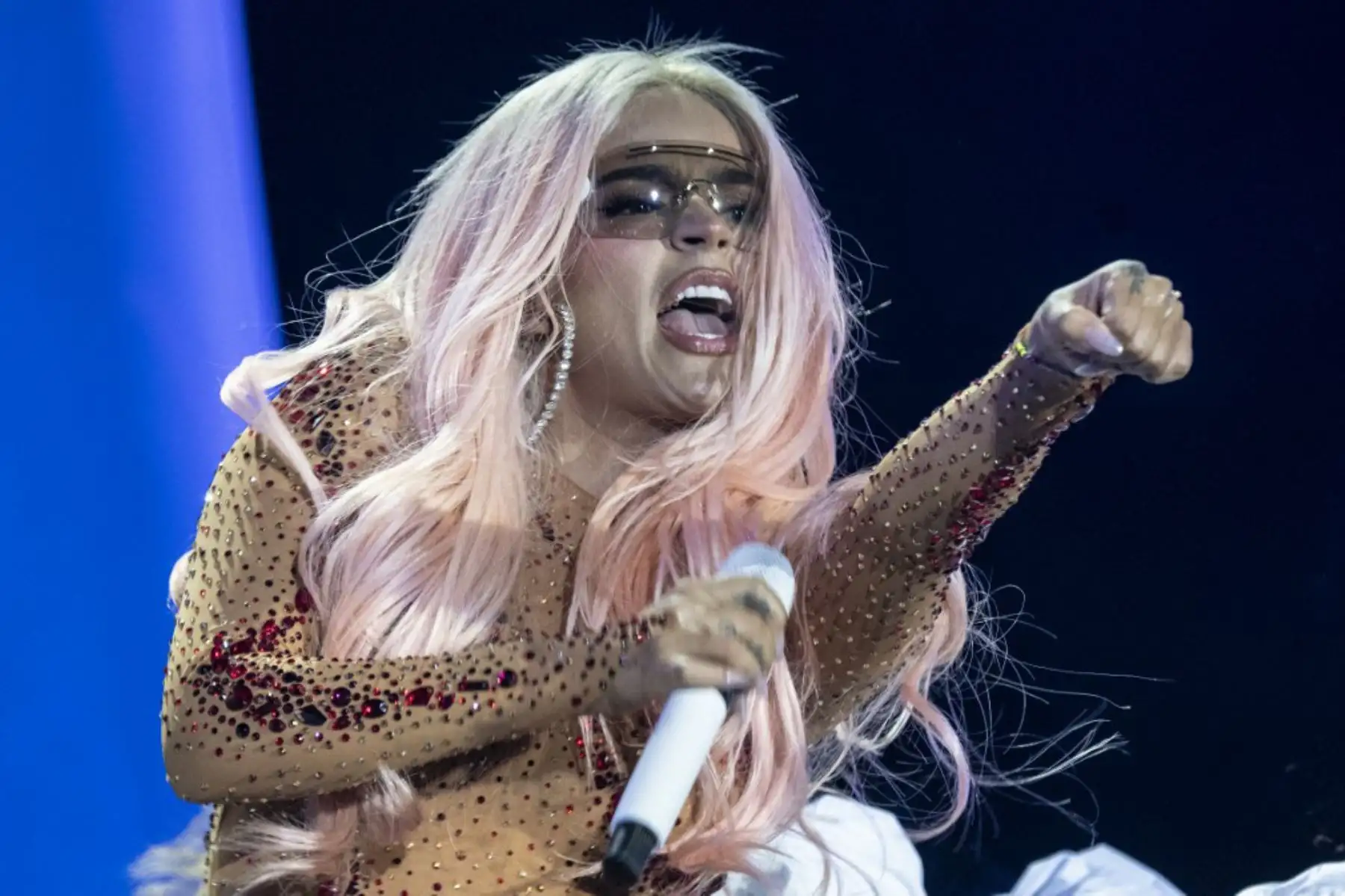 La cantante colombiana Karol G se presenta en el escenario del Estadio Nacional de San José, Costa Rica, el 9 de marzo de 2024. Foto: AFP