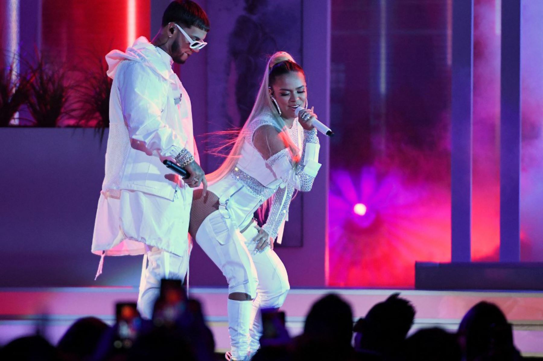 Anuel AA y Karol G actúan durante los Premios Billboard de la Música Latina 2019 en el Mandalay Bay Events Center en Las Vegas, Nevada. Foto: AFP