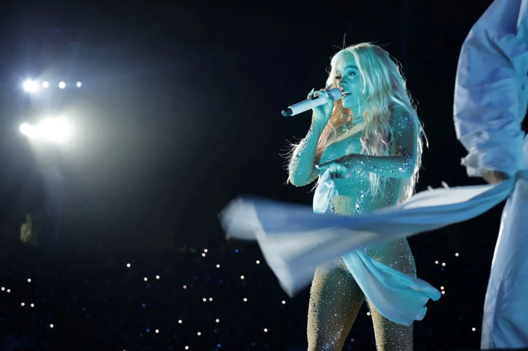 Karol G actúa durante su gira "MaÒana Ser· Bonito" en el estadio Rose Bowl el 19 de agosto de 2023 en Pasadena, California. Foto: AFP