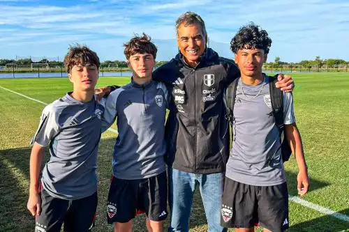 "Chemo" Del Solar junto a jóvenes en los Estados Unidos.