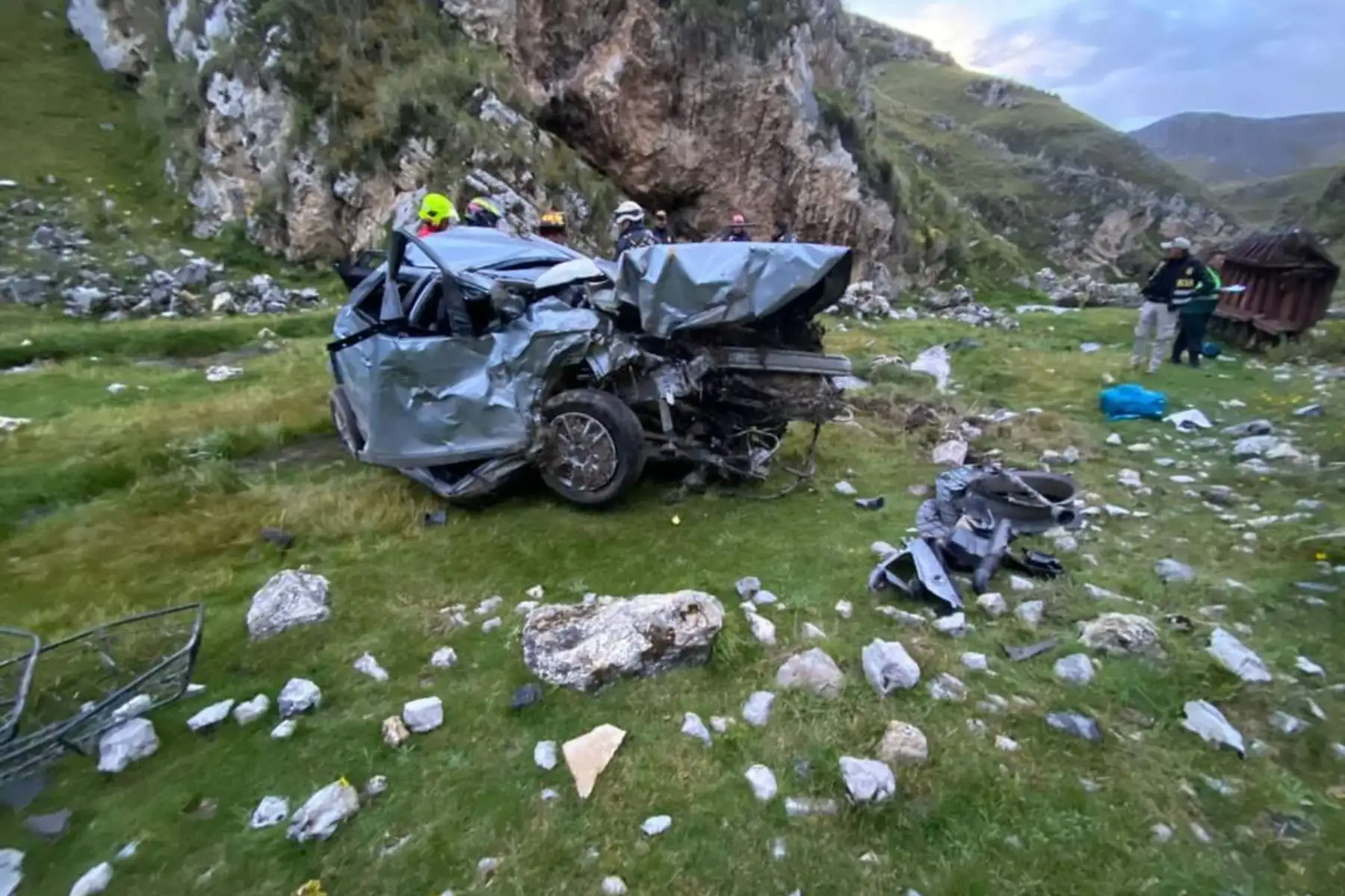 Dos víctimas mortales deja la caída de vehículo a un abismo de 500 metros en la vía Pasco - Huánuco. ANDINA/Difusión