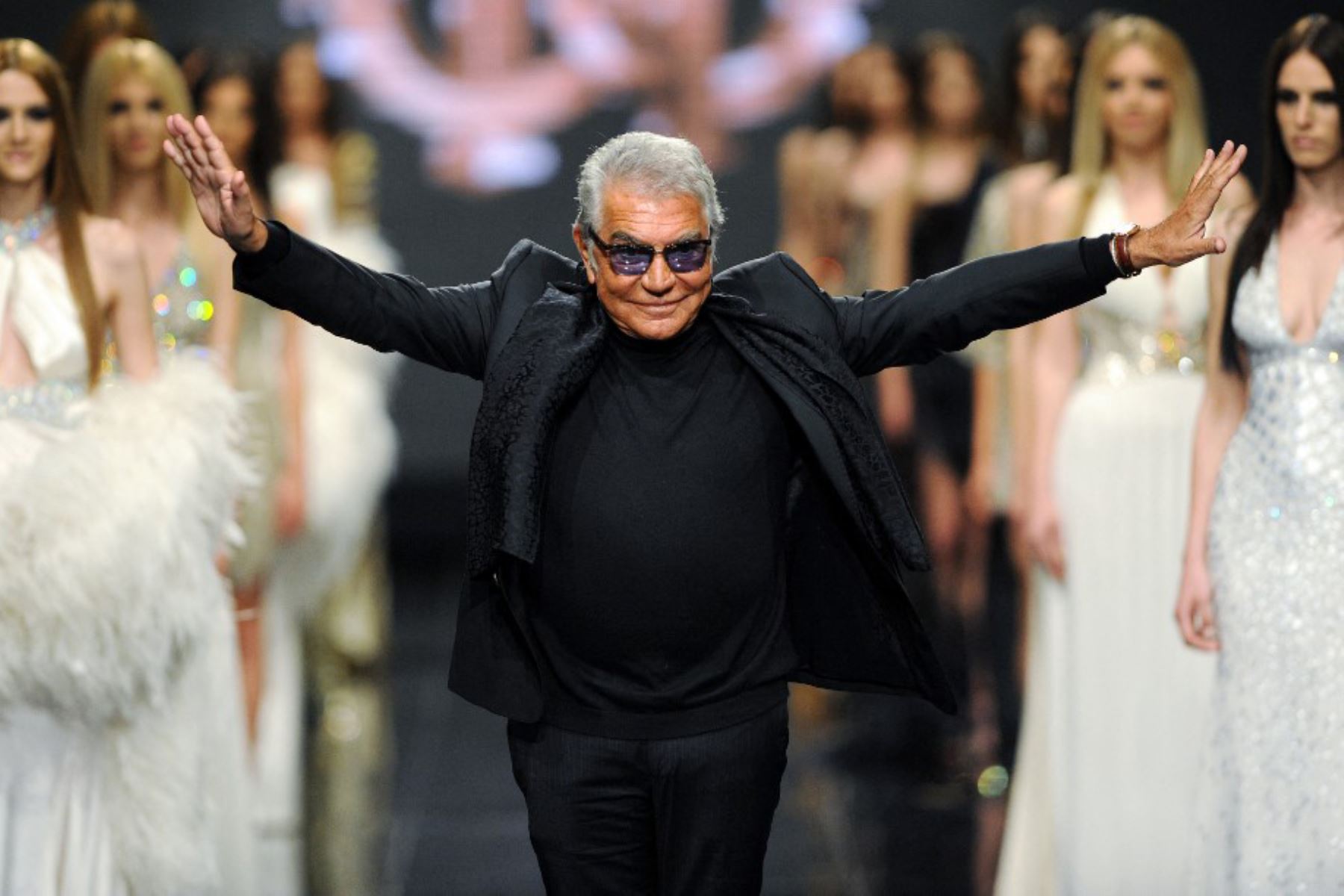 El diseñador de moda italiano Roberto Cavalli asiste a su desfile de moda a última hora de la tarde del 10 de junio de 2013 en la ciudad costera montenegrina de Budva. El diseñador de moda italiano Roberto Cavalli falleció a los 83 años, anunciaron los medios italianos el 12 de abril de 2024. Foto: AFP