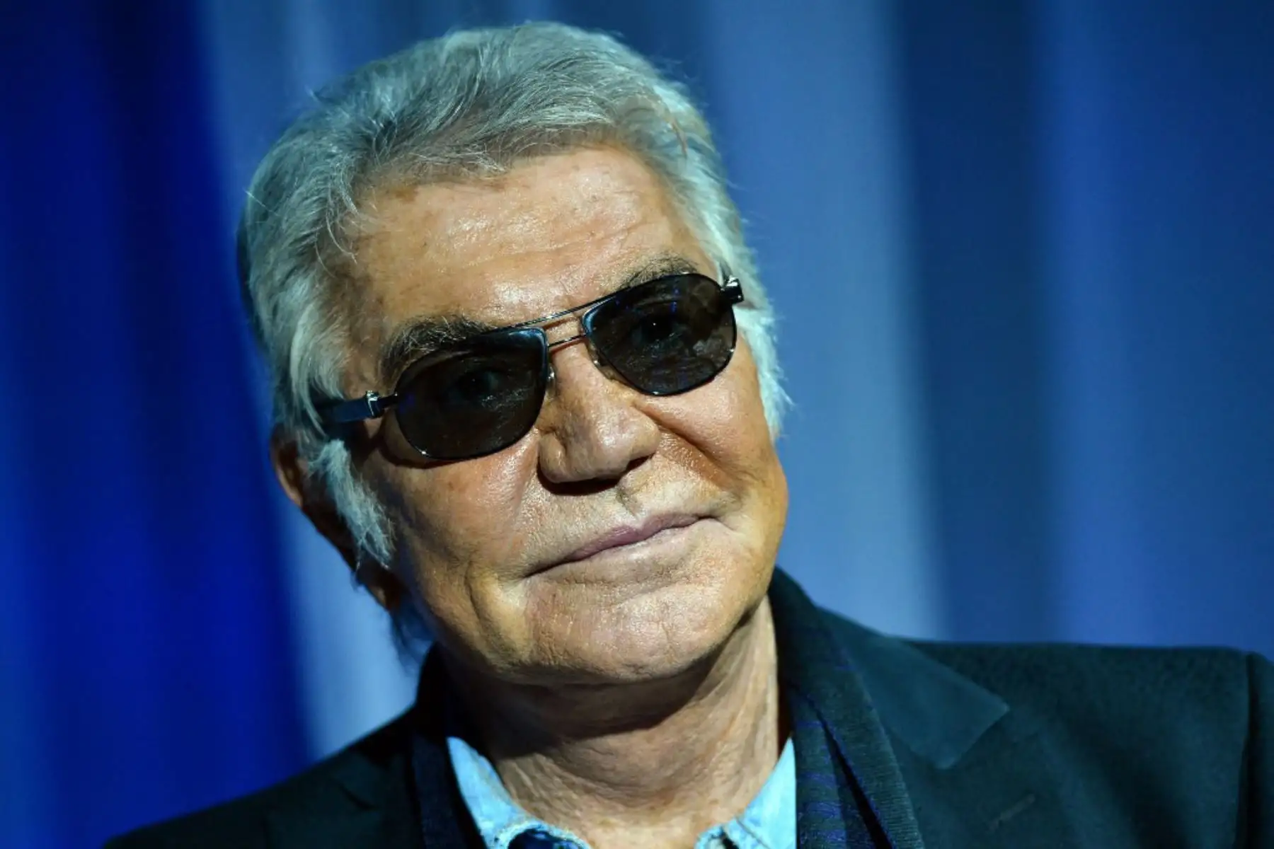 El diseñador de moda italiano Roberto Cavalli, cuya afición por las pitón y los extravagantes estampados de animales lo convirtieron en el favorito de la jet set internacional durante décadas, murió el viernes a los 83 años, dijeron los medios de comunicación. Foto: AFP