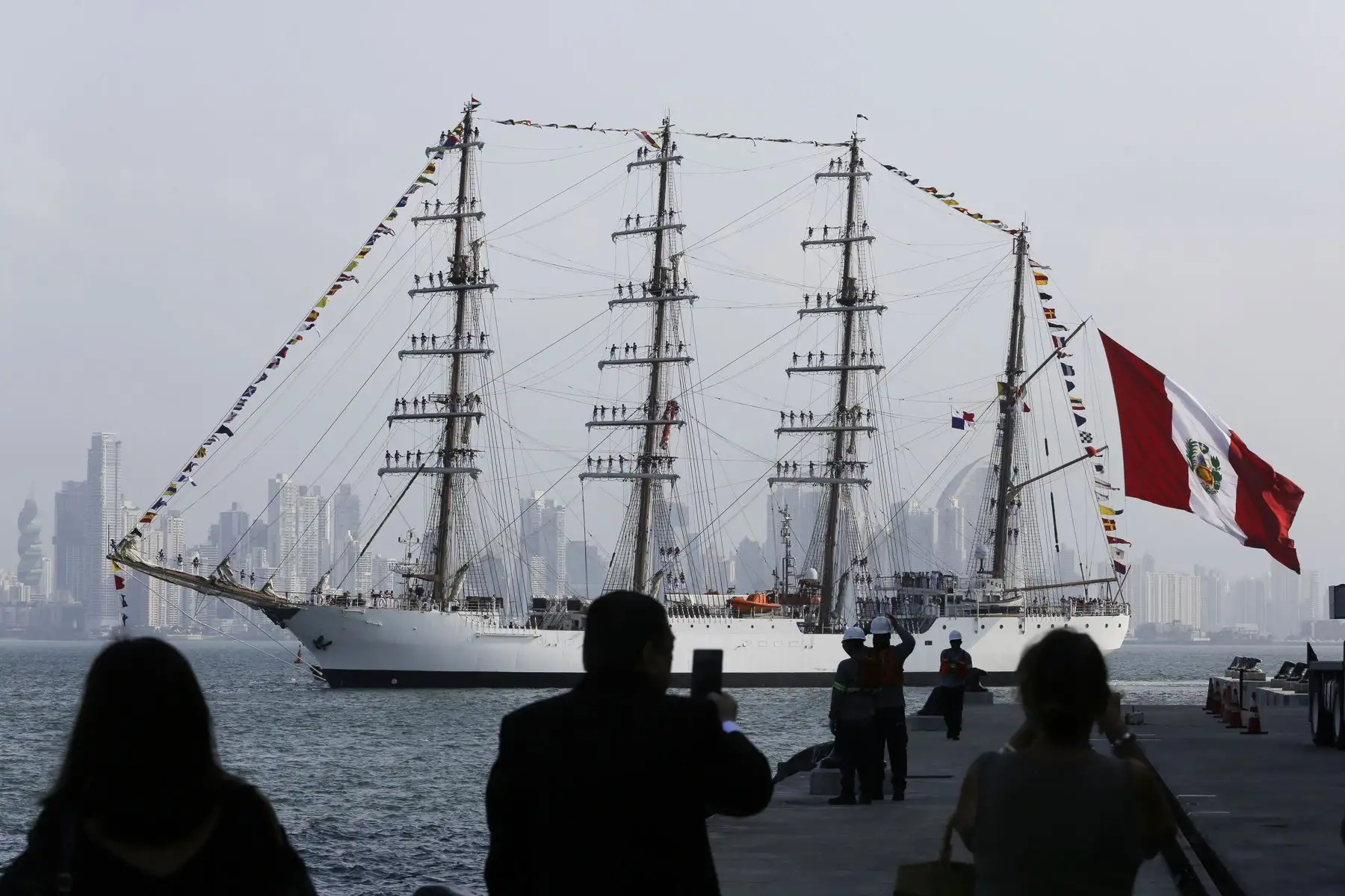 Fotografía de la llegada del buque escuela de la Armada Peruana (B.A.P.) 