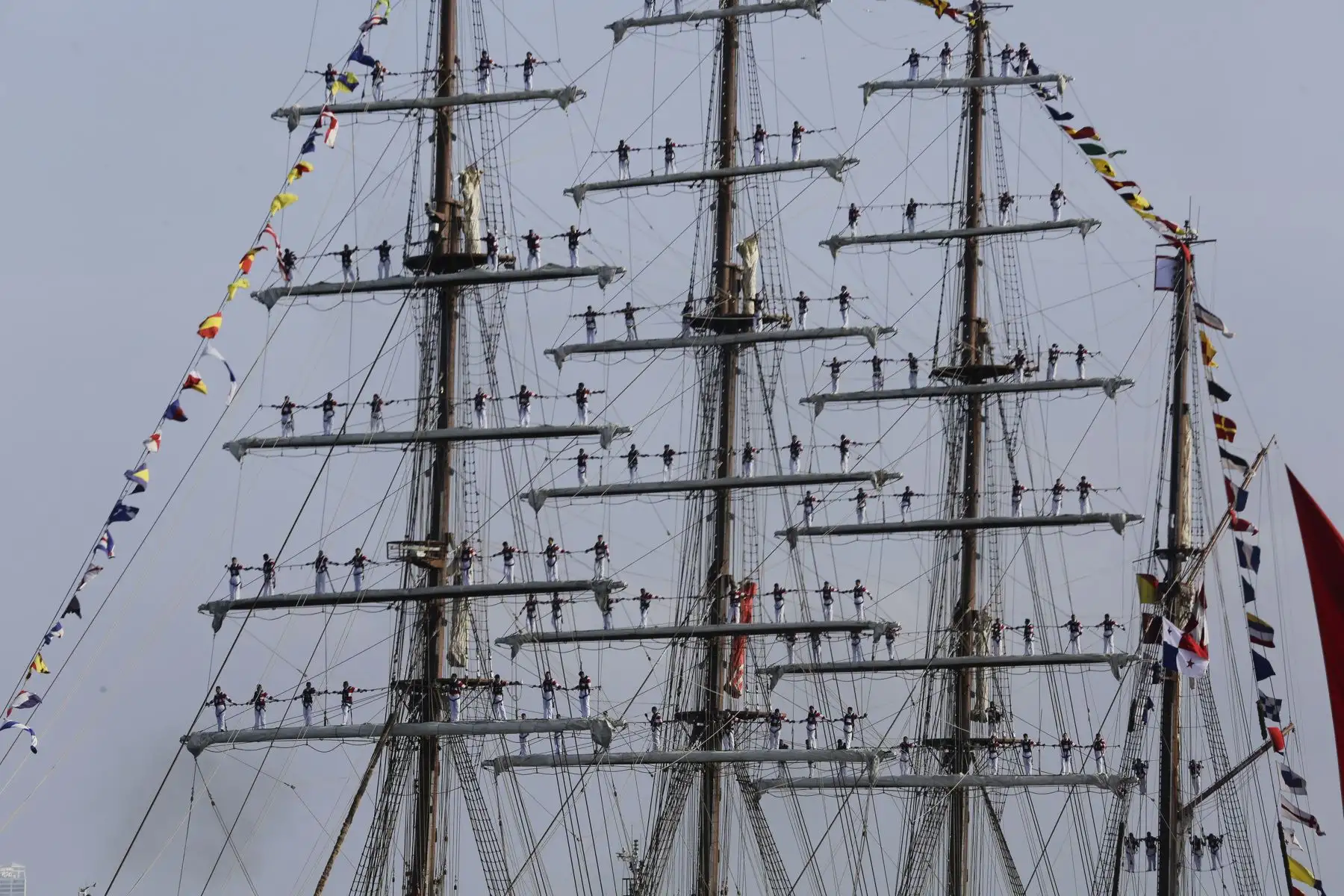 El buque, con 255 marinos a bordo, 82 de ellos cadetes, ha recalado en puertos de 16 países, en los que ha sido visitado por unas 90.000 personas, dijo a EFE el embajador peruano en Panamá, Mario López. Entre la tripulación hay dos cadetes y un oficial panameños. Foto: EFE