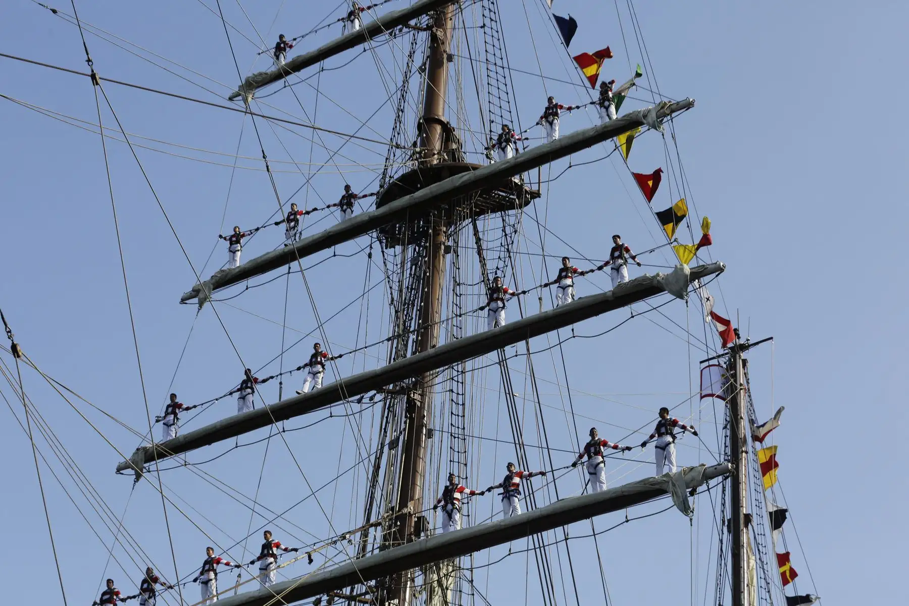 El buque, con 255 marinos a bordo, 82 de ellos cadetes, ha recalado en puertos de 16 países, en los que ha sido visitado por unas 90.000 personas, dijo a EFE el embajador peruano en Panamá, Mario López. Entre la tripulación hay dos cadetes y un oficial panameños. Foto: EFE