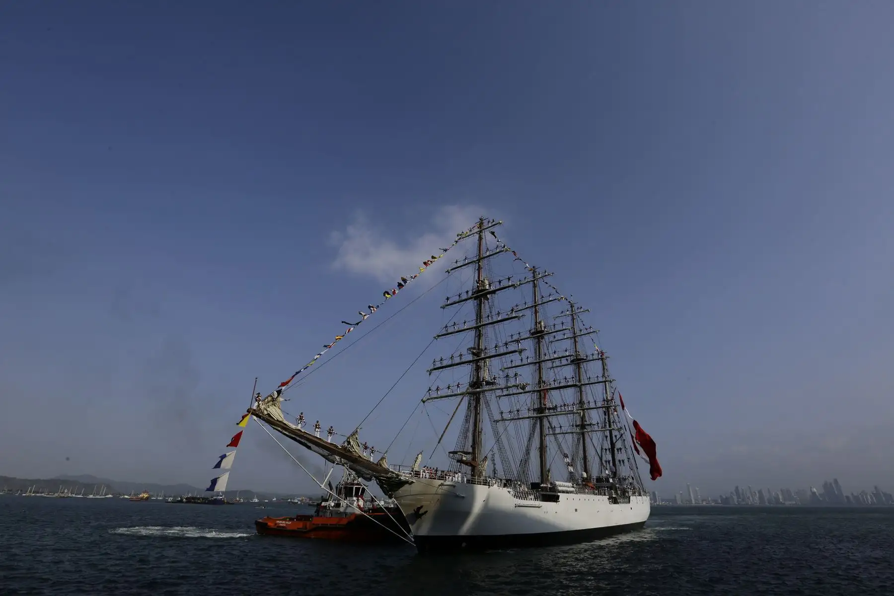 La misión de este viaje emprendido hace 301 días es "transmitir ese mensaje de unión, de hermandad, de unirnos a través del mar y que nos conozcan, conozcan qué es el Perú, los peruanos y el potencial de una nación que está abierta al mundo y que quiere compartir con naciones amigas", afirmó el contralmirante.Foto. EFE