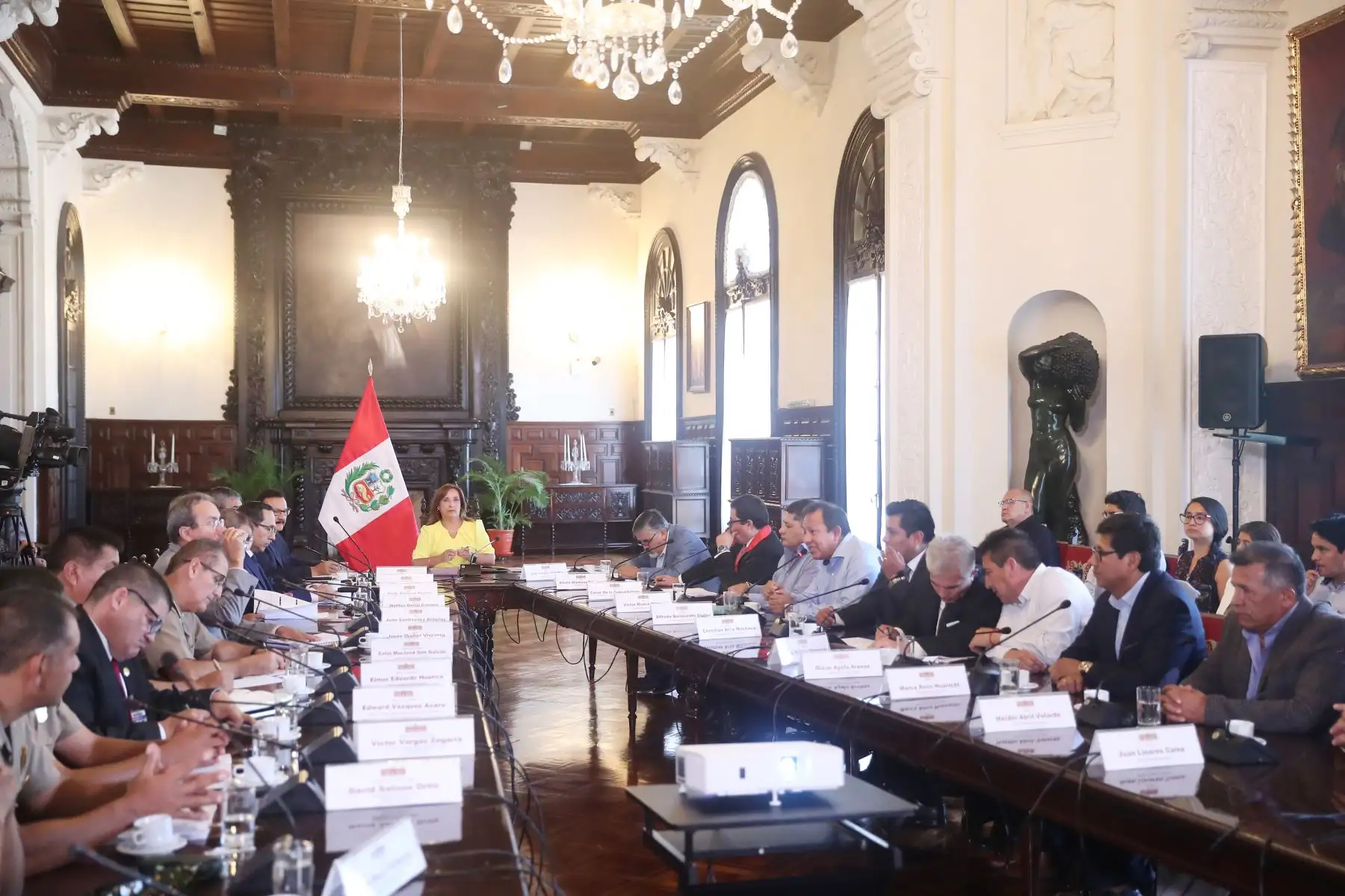 Presidenta Dina Boluarte sostiene reunión de trabajo con congresista, alcaldes y autoridades de la región Arequipa. Foto: ANDINA/ Prensa Presidencia