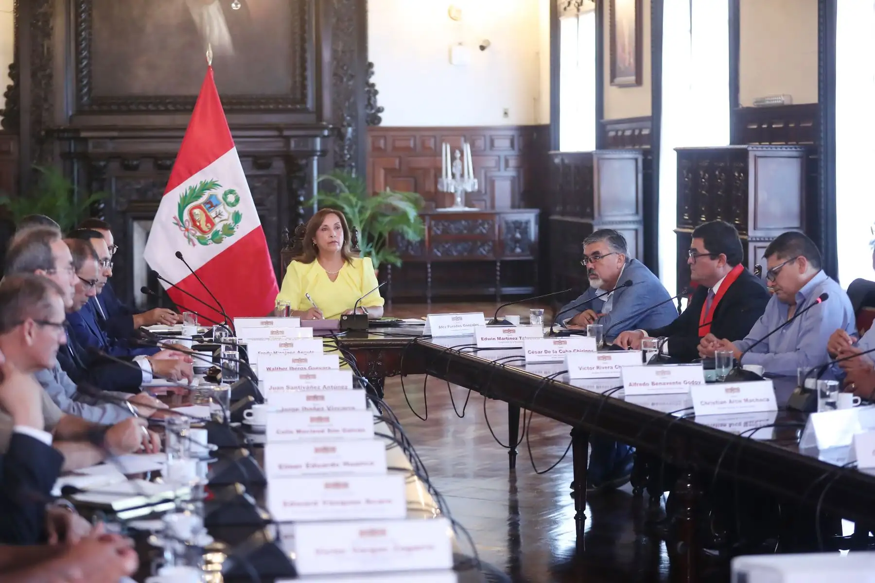 Presidenta Dina Boluarte sostiene reunión de trabajo con congresista, alcaldes y autoridades de la región Arequipa. Foto: ANDINA/ Prensa Presidencia