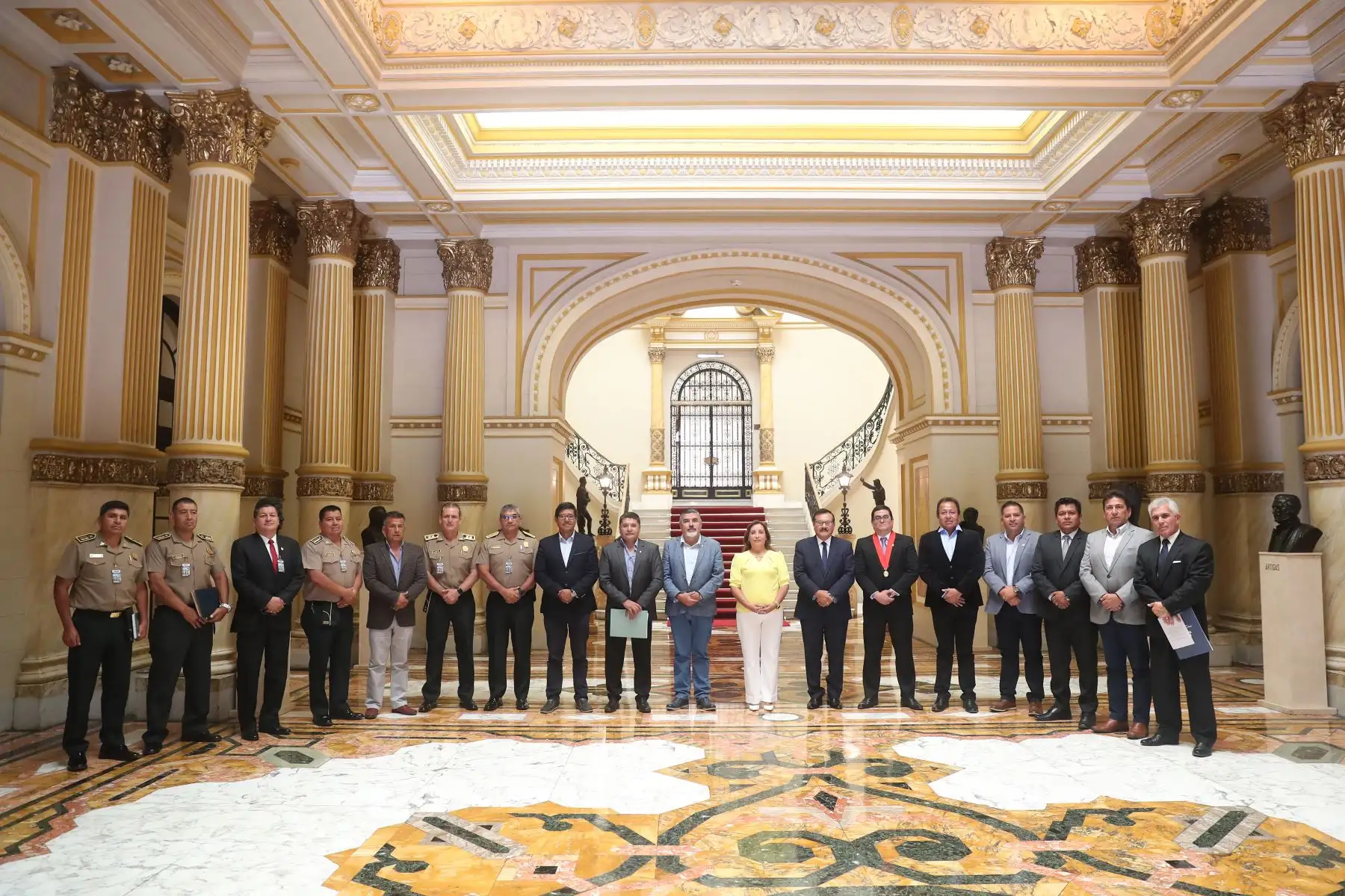 Presidenta Dina Boluarte sostiene reunión de trabajo con congresista, alcaldes y autoridades de la región Arequipa. Foto: ANDINA/ Prensa Presidencia