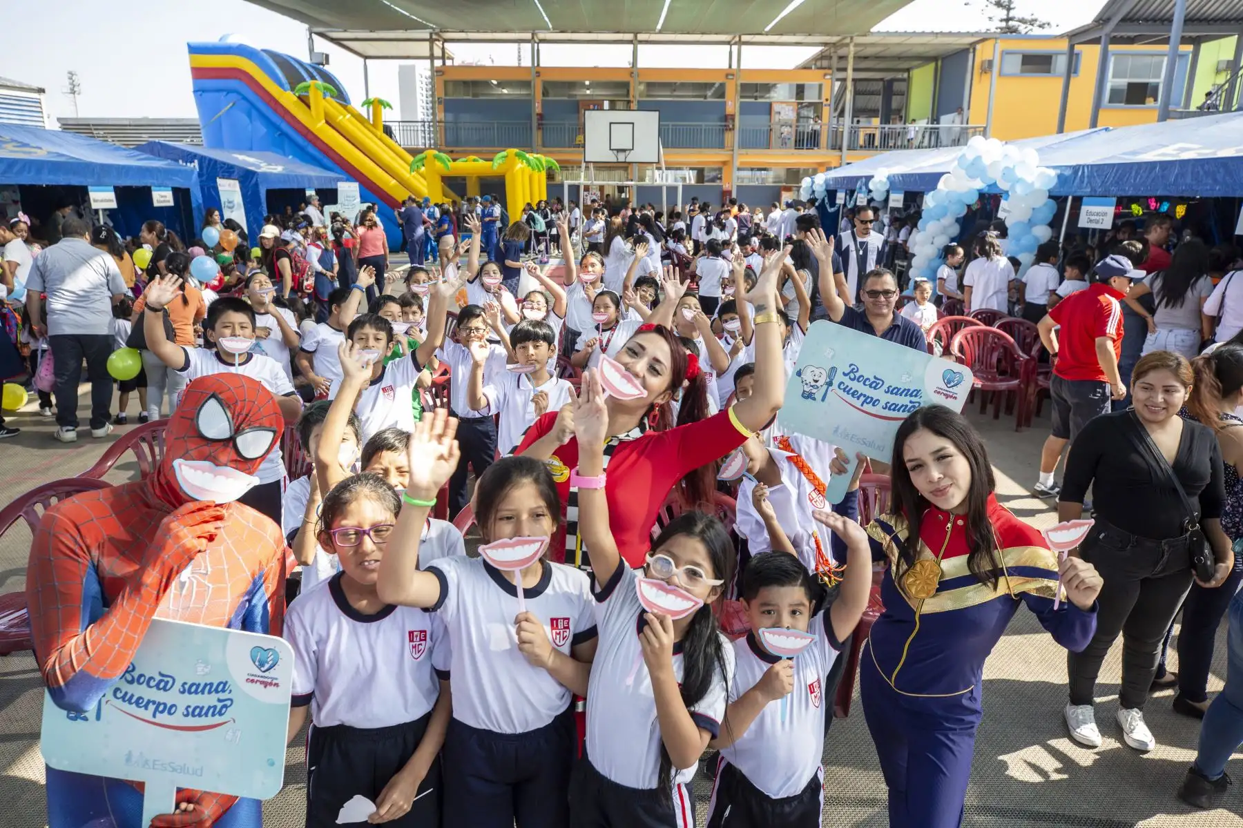 En el marco del Día Nacional de la Promoción y la Protección Bucal Infantil, la Red Prestacional Almenara de EsSalud brindó atención integral preventiva a más de 1,200 escolares de la Institución Educativa Melitón Carbajal.
Foto: ESSalud